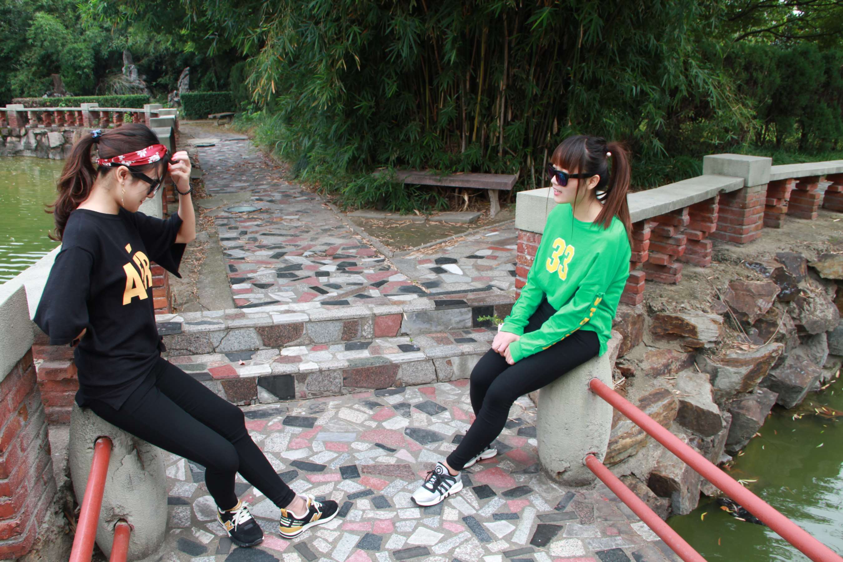 《少女运动鞋短丝互jio》作品图