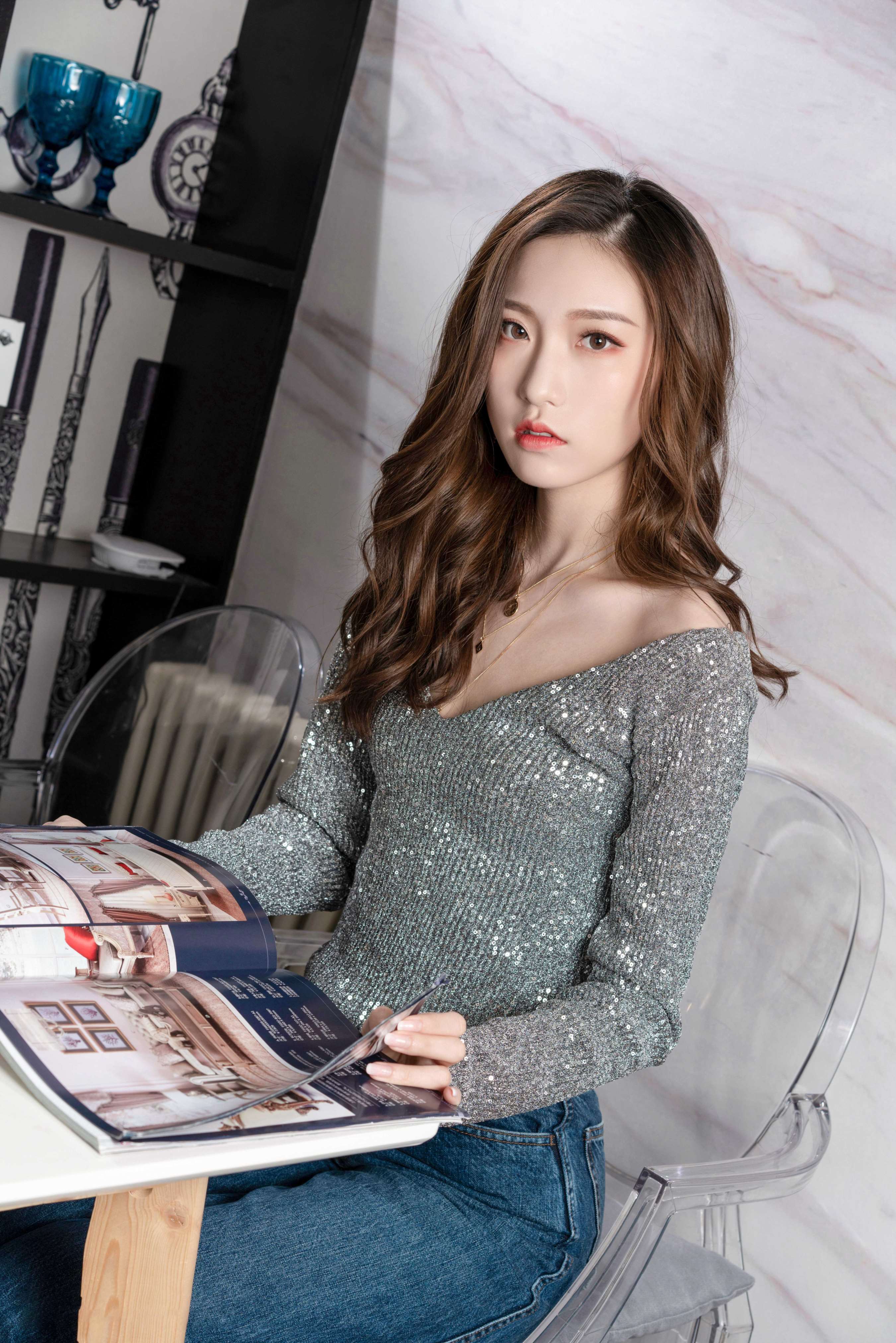 《李芊儿-餐桌上的法式美甲裸足》作品图