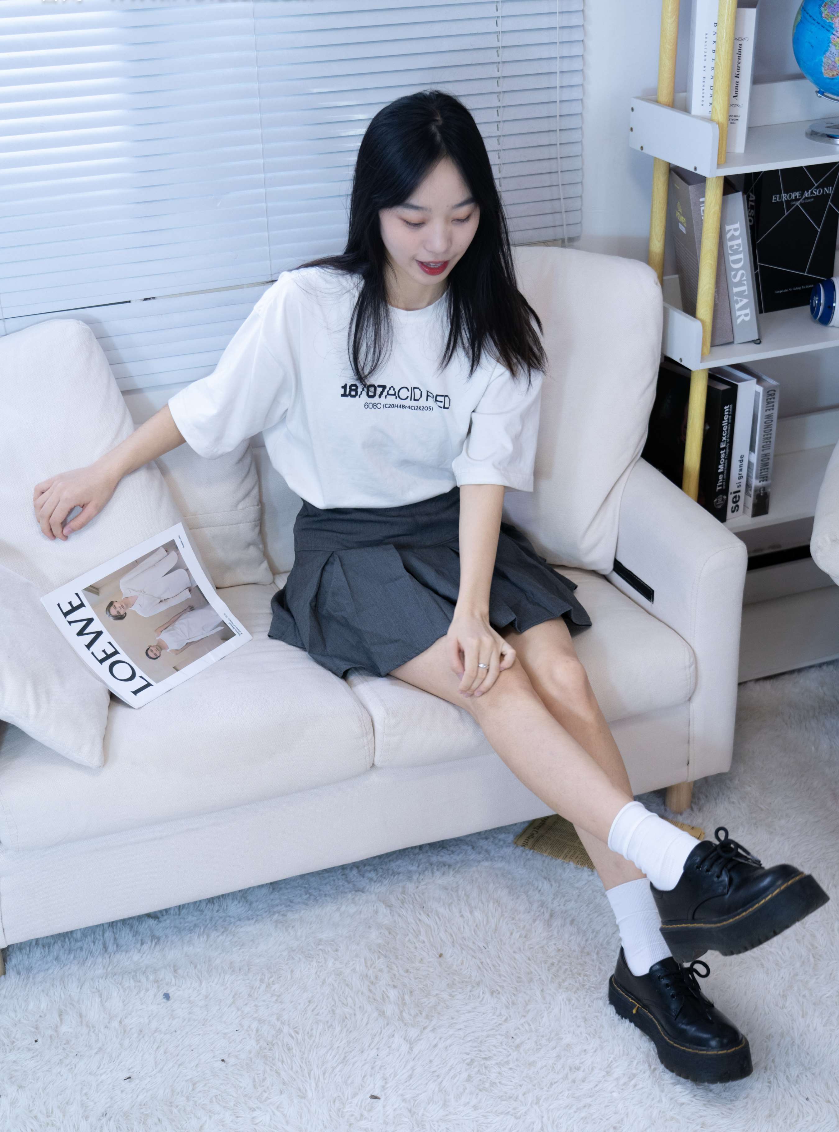 《艺艺-皮鞋白棉袜の裸足》作品图