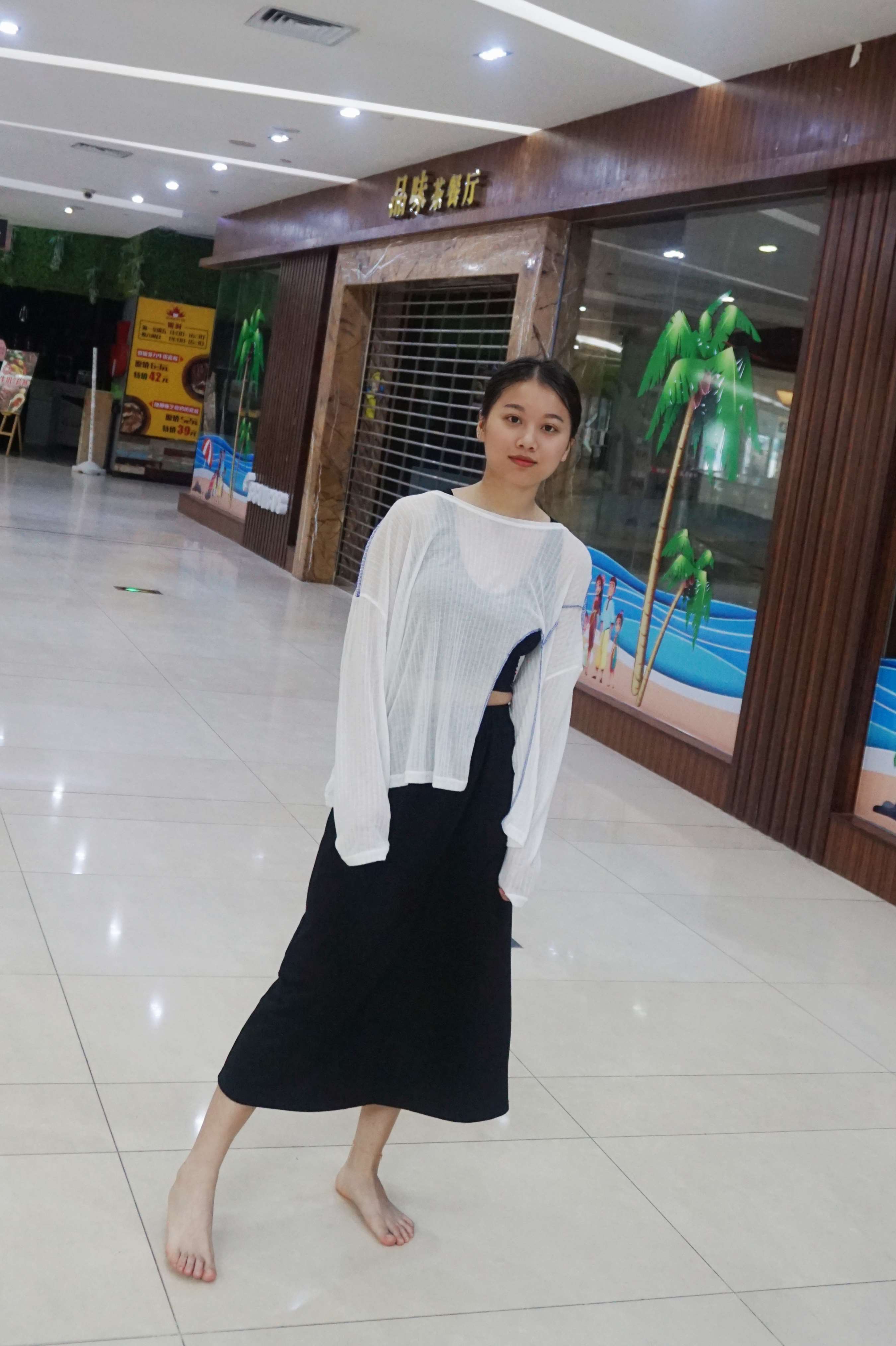 《与莹莹师妹从商场拍到了草地》作品图