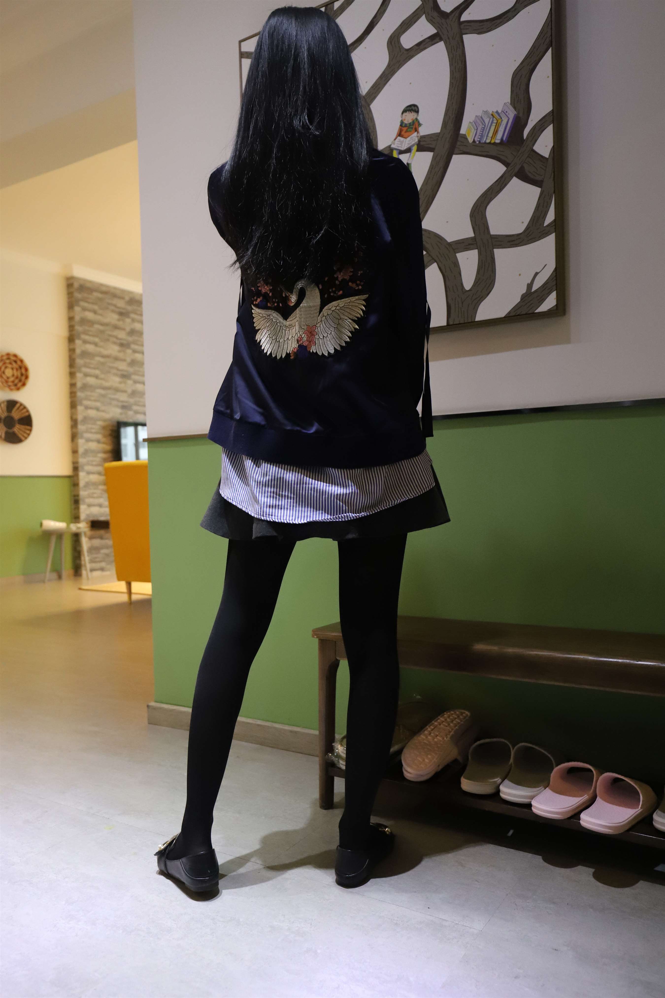 《平跟鞋の黑丝脚丫+视频1个》作品图