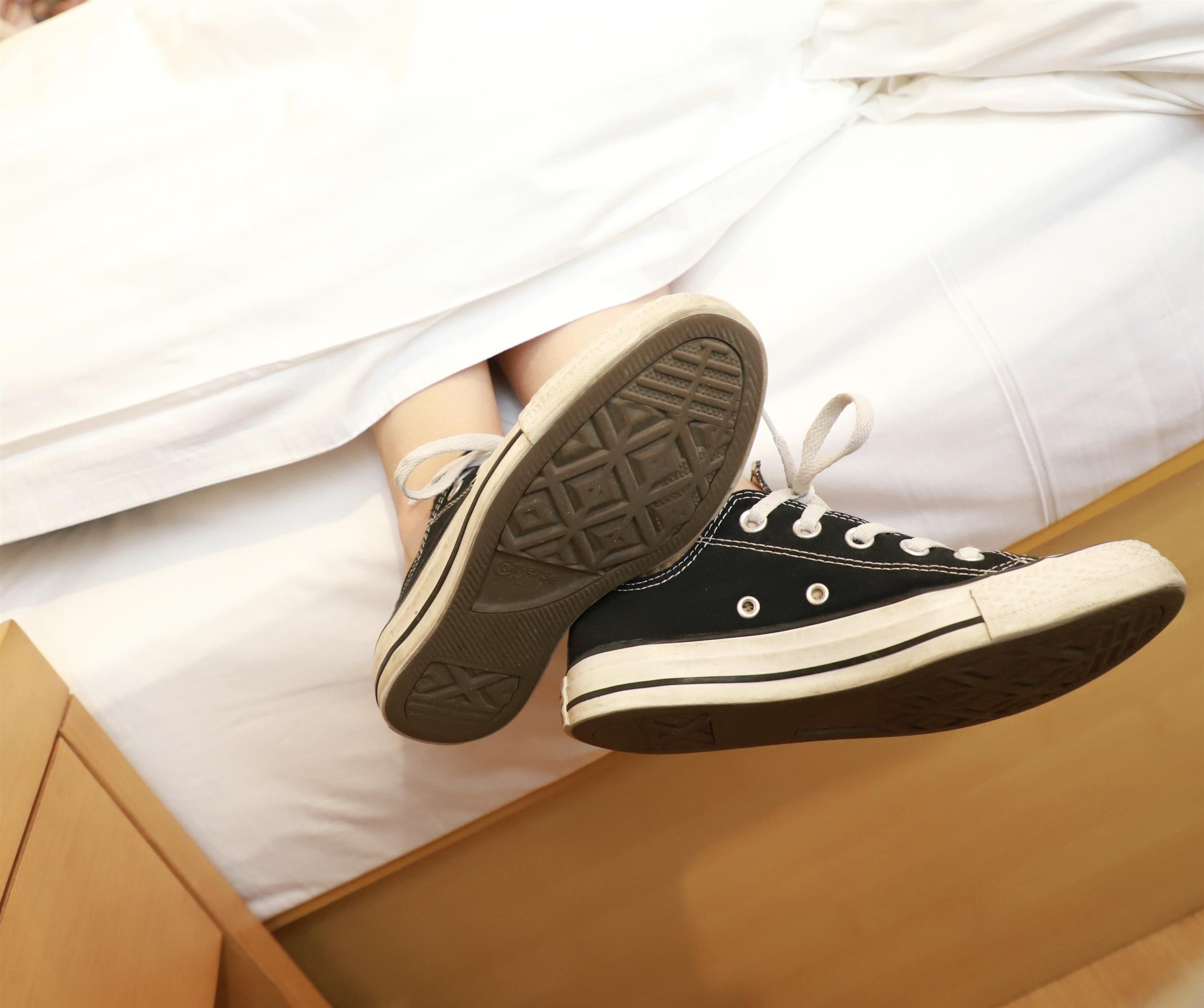 《旅馆越拍帆布鞋の船袜脚丫》作品图