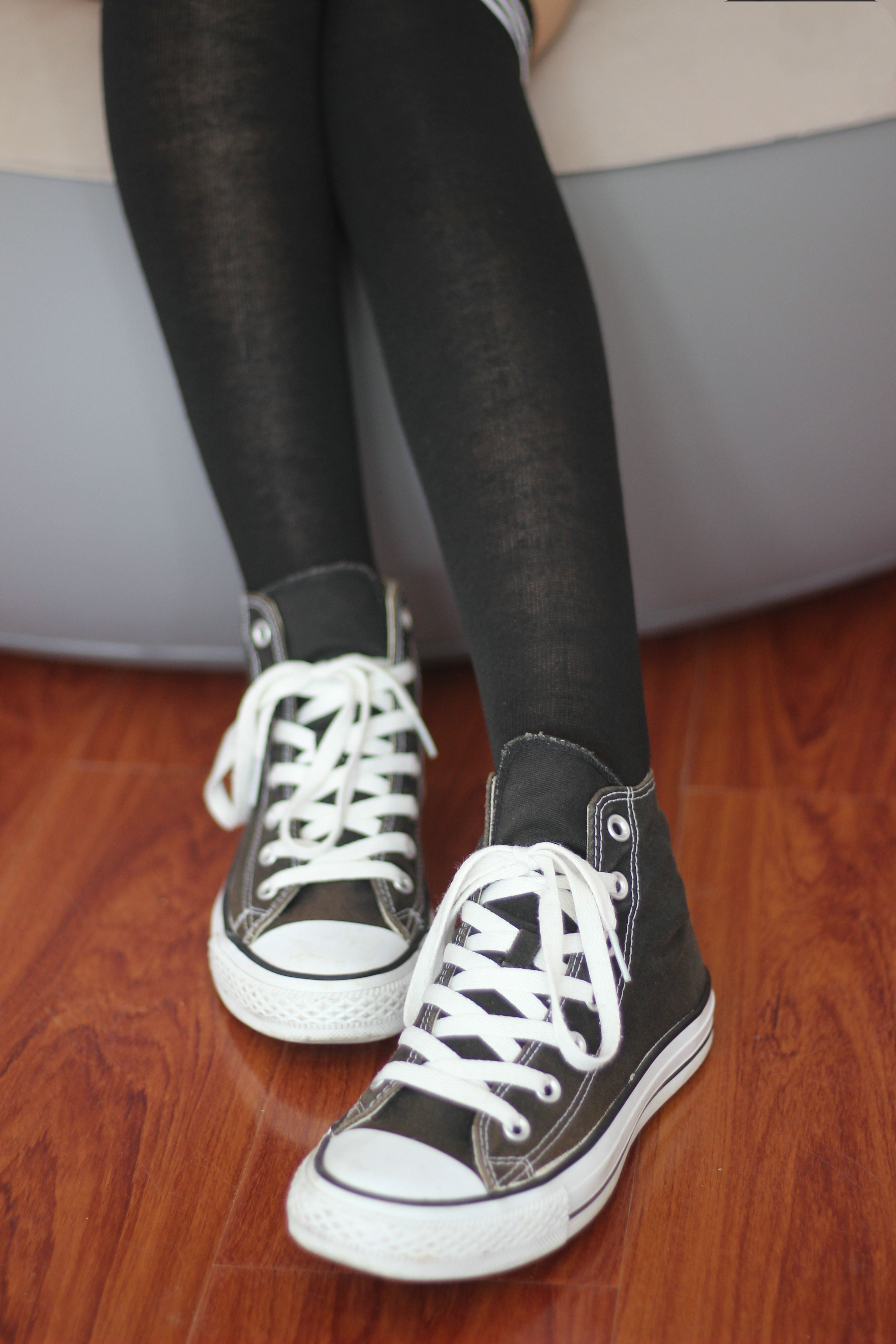 《学生制服长黑袜の帆布鞋》作品图