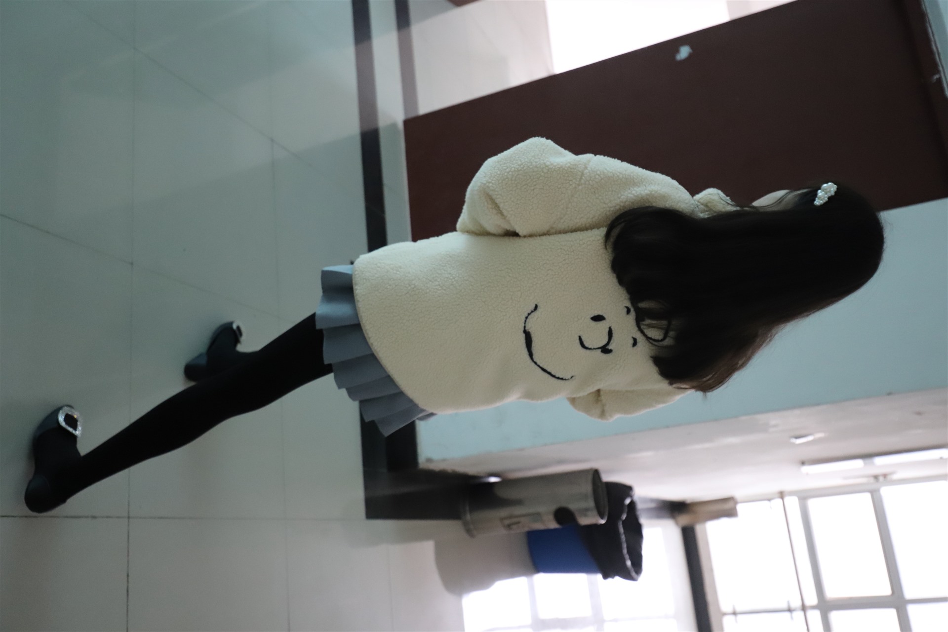 《学妹雪地上的厚黑丝脚丫+视频一部》作品图