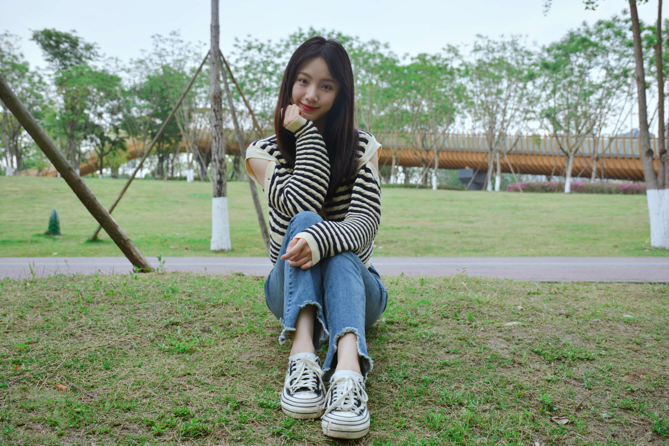 《少女牛仔裤草地白袜》作品图