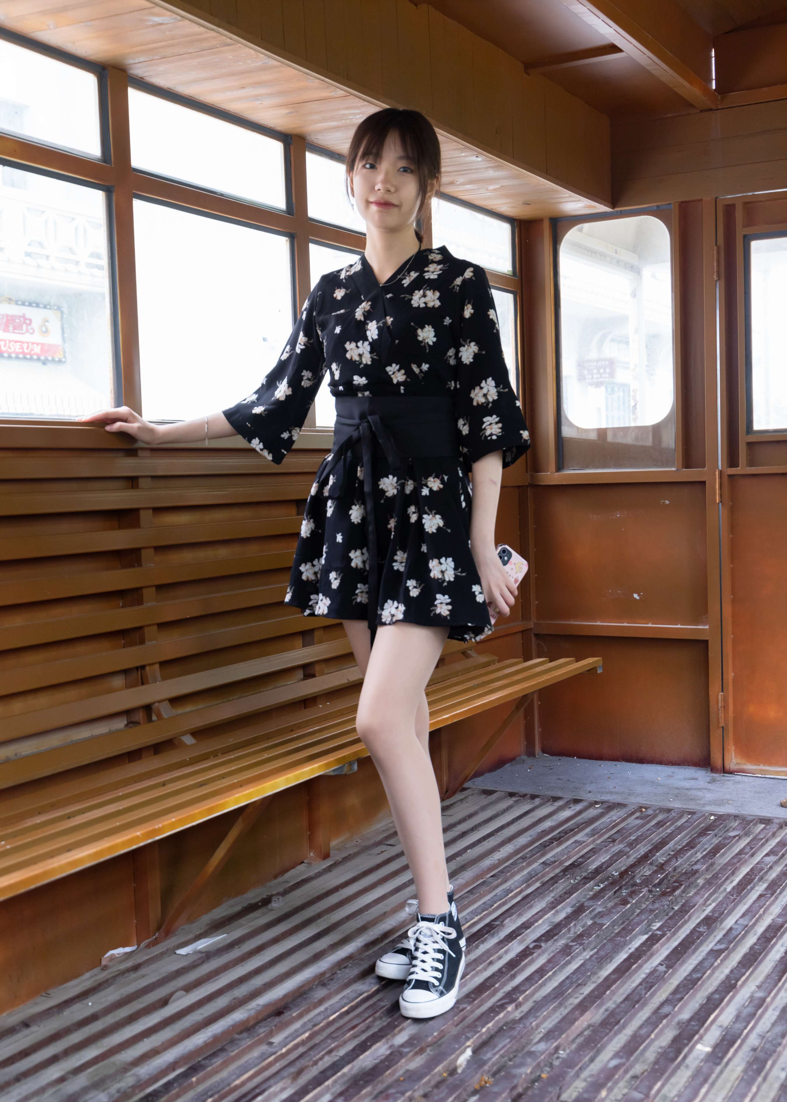 《学妹黑裙高帮帆布鞋の棉袜脚》作品图