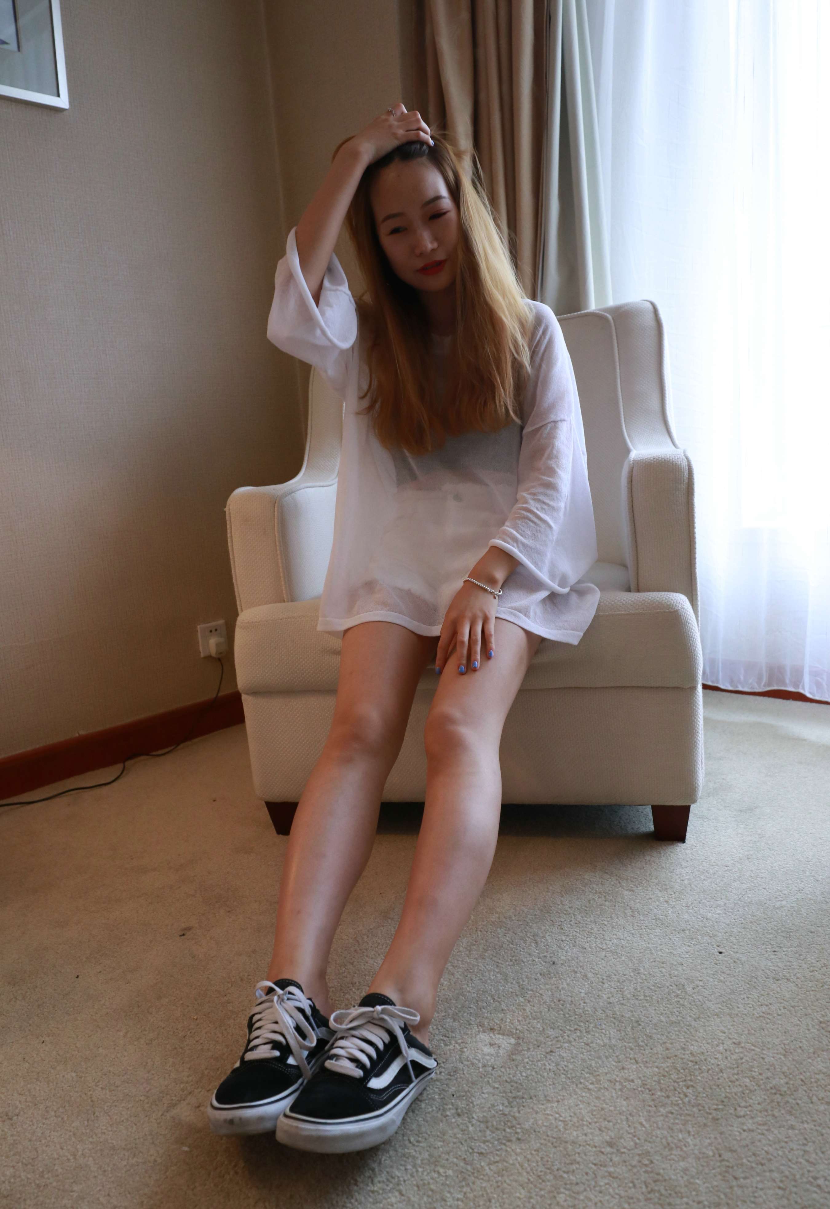 《学妹帆布鞋の赤足》作品图