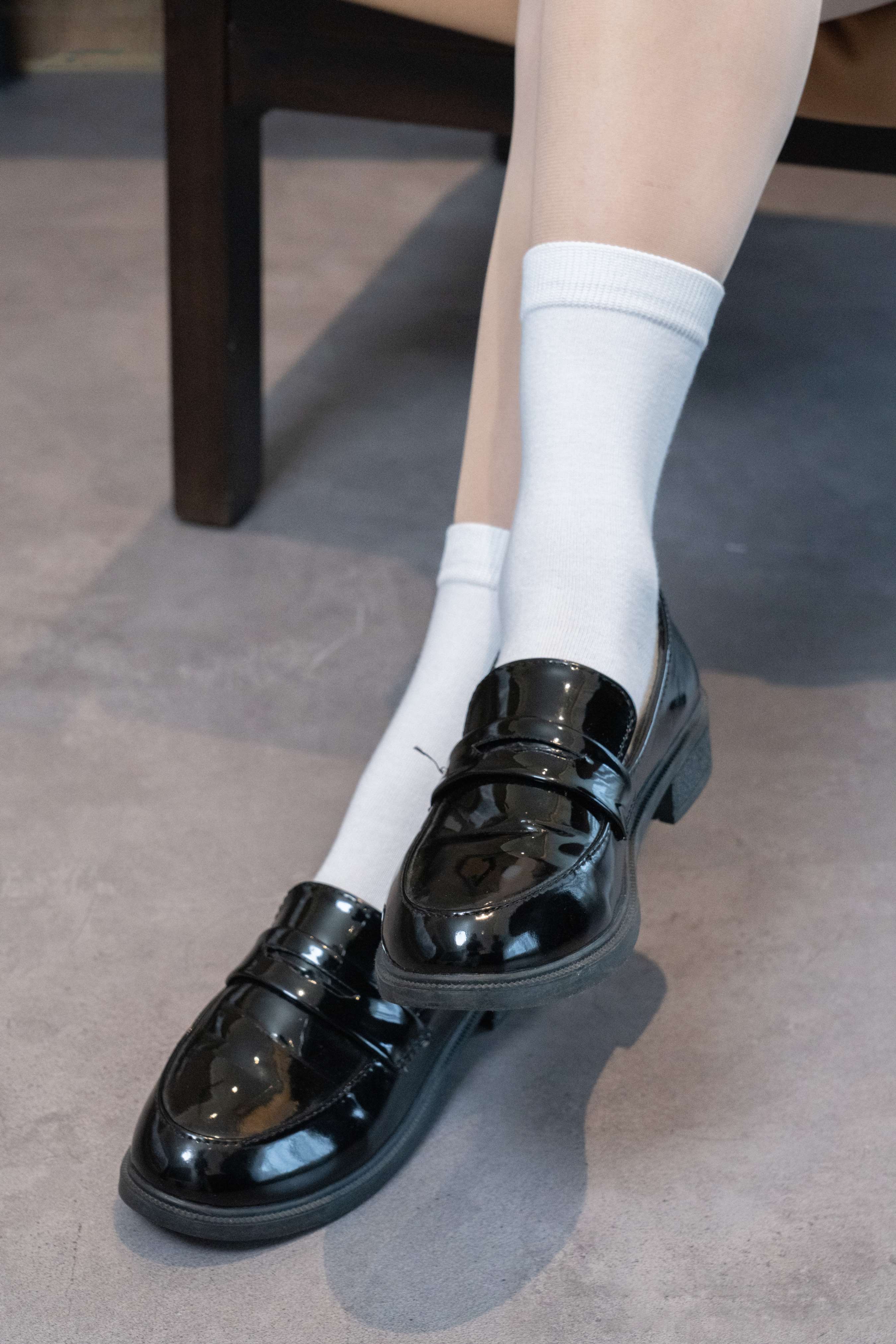 《澜澜 皮鞋、两双白棉袜、肉丝》作品图