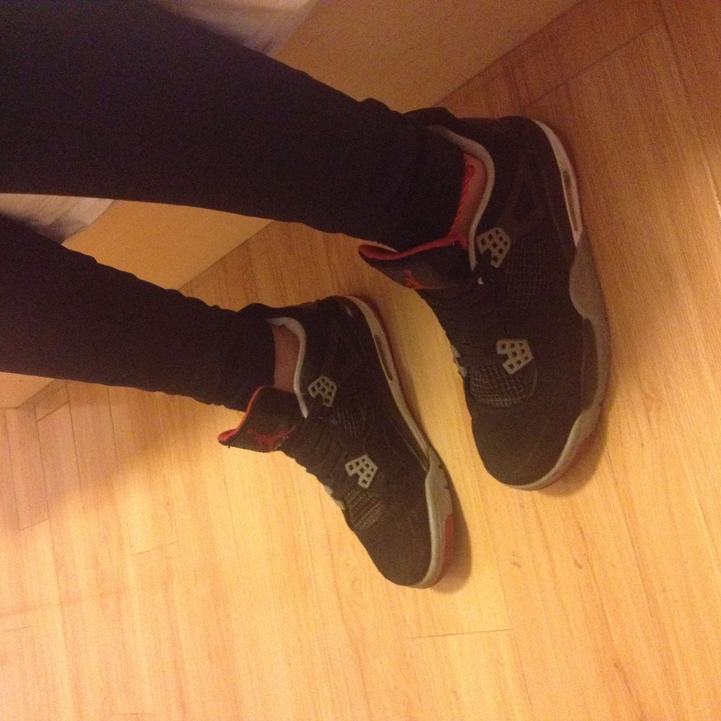 《旅馆运动鞋の船袜脚》作品图