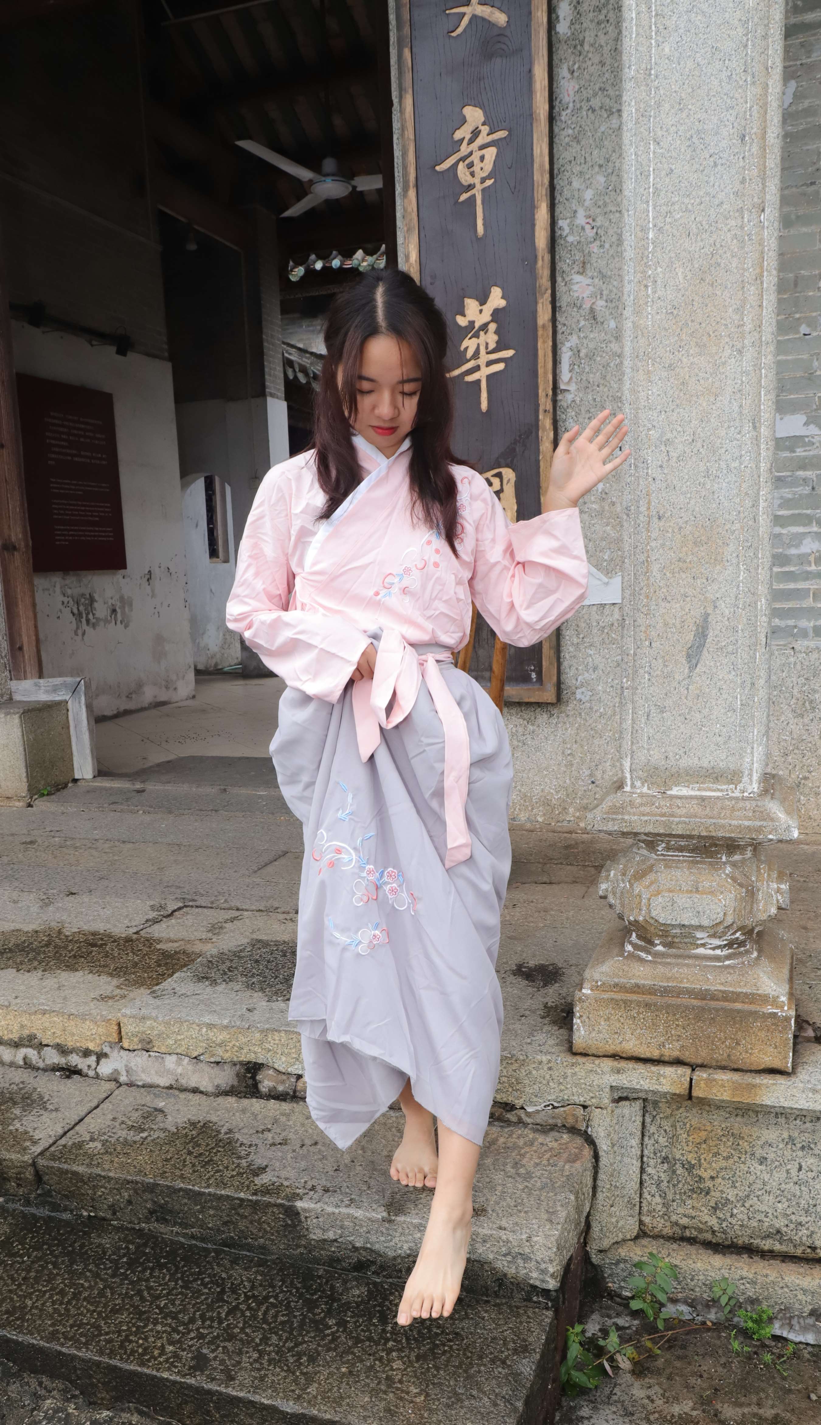 《小淇师妹穿上汉服赤脚游玩古镇》作品图