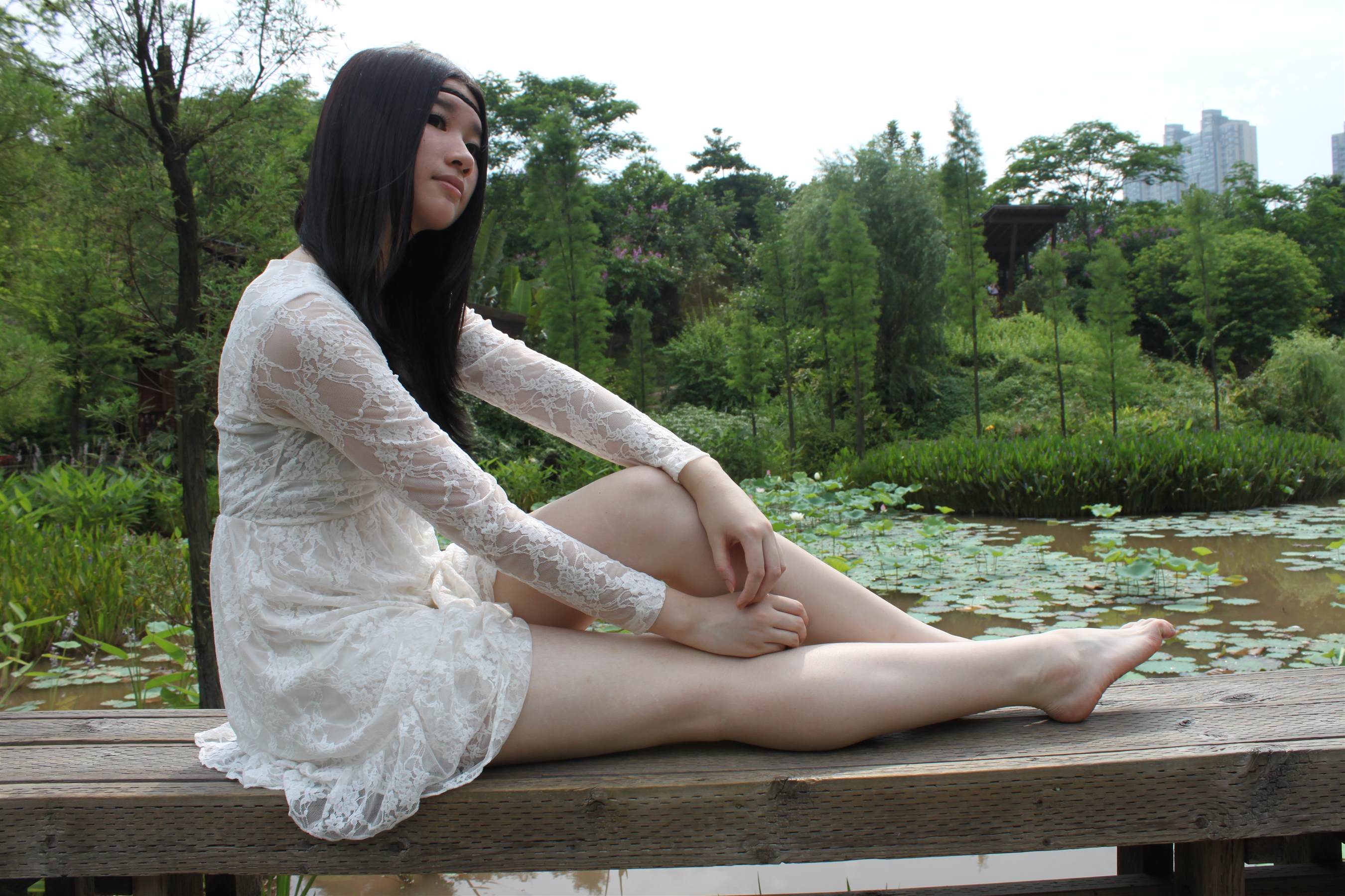 《草地与白裙【视频16个网盘下载】》作品图