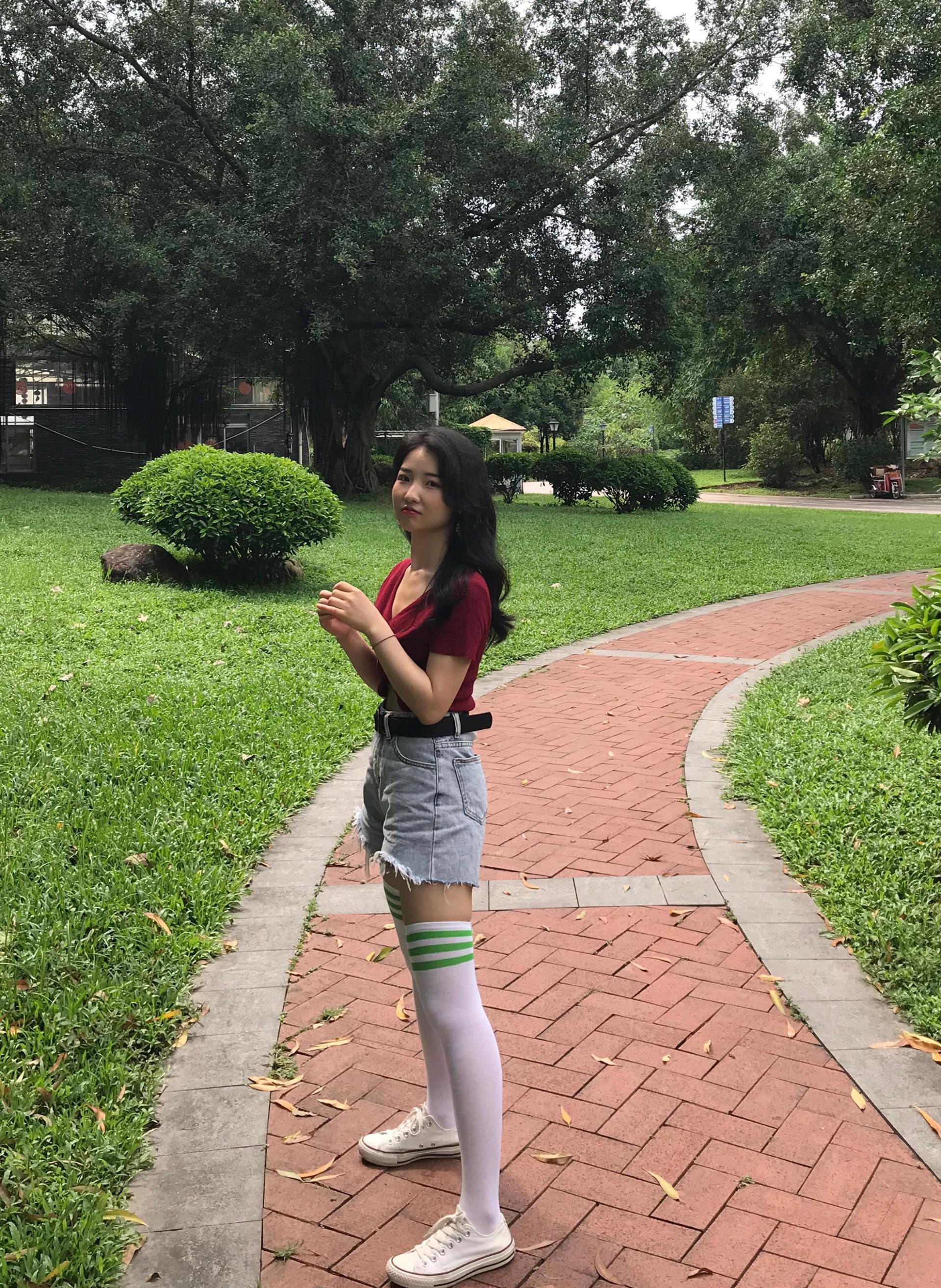 《学妹热裤帆布鞋の棉袜脚丫》作品图