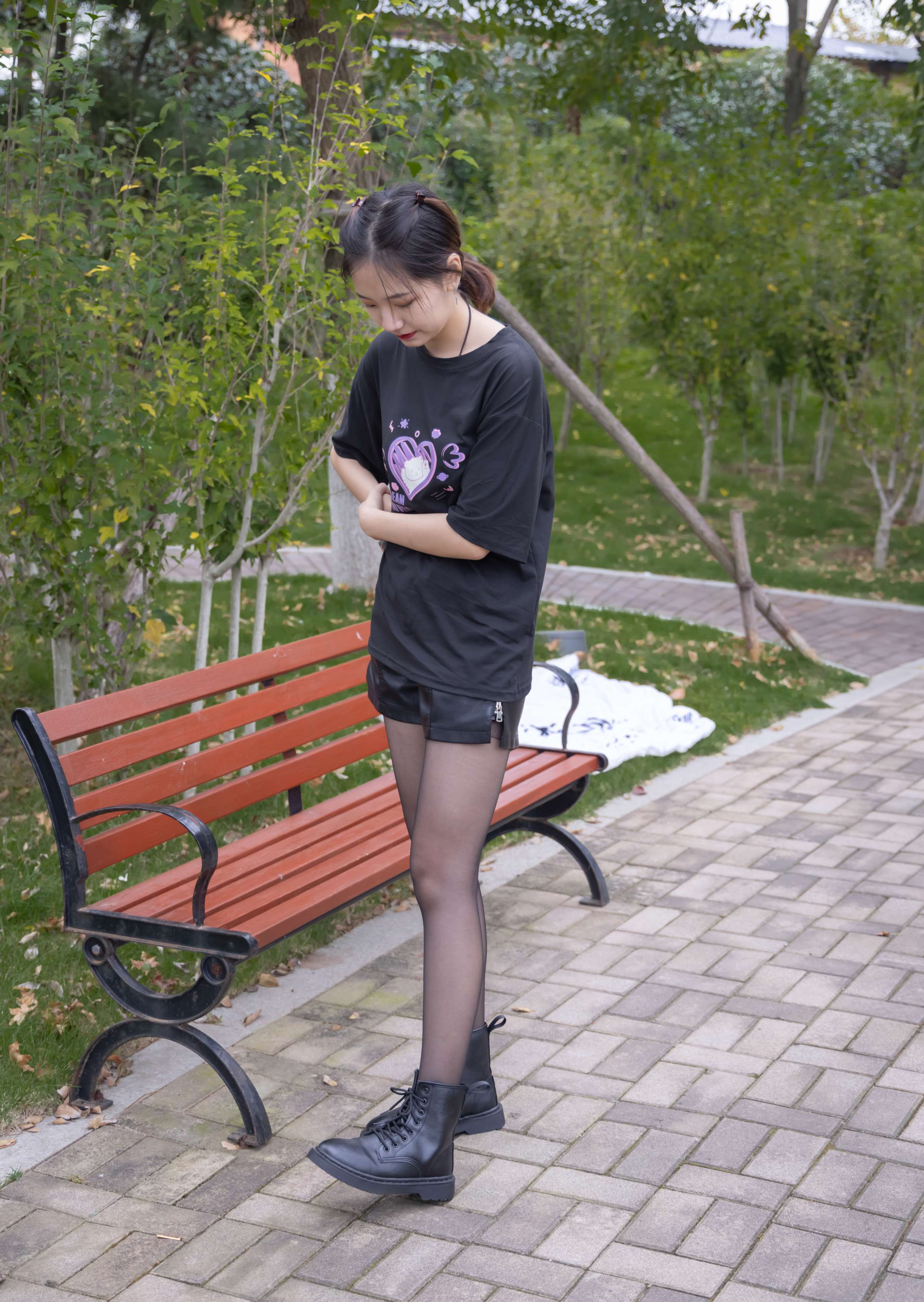 《小甜豆-马丁靴 黑丝》作品图