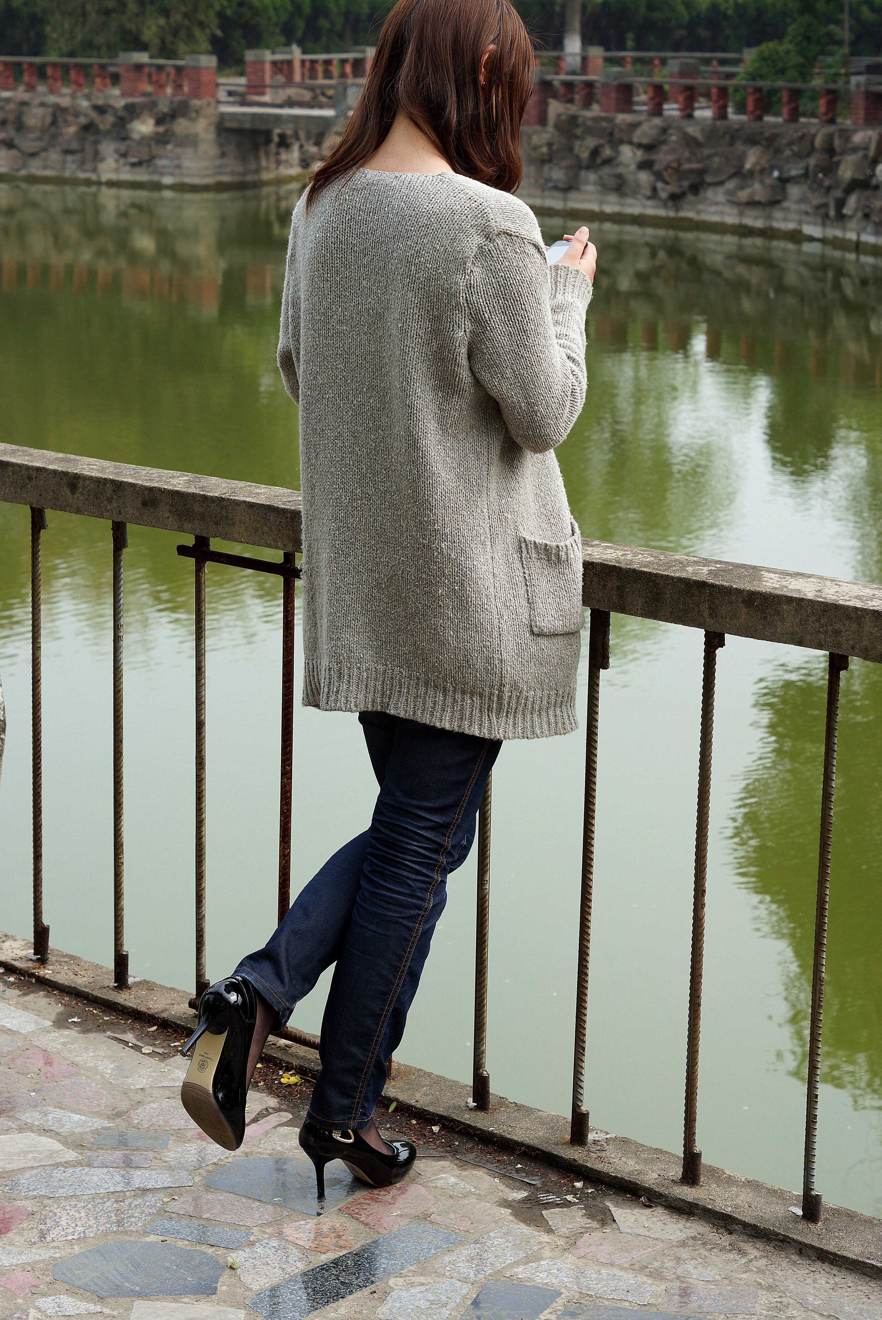 《公园眼镜学姐的黑丝》作品图