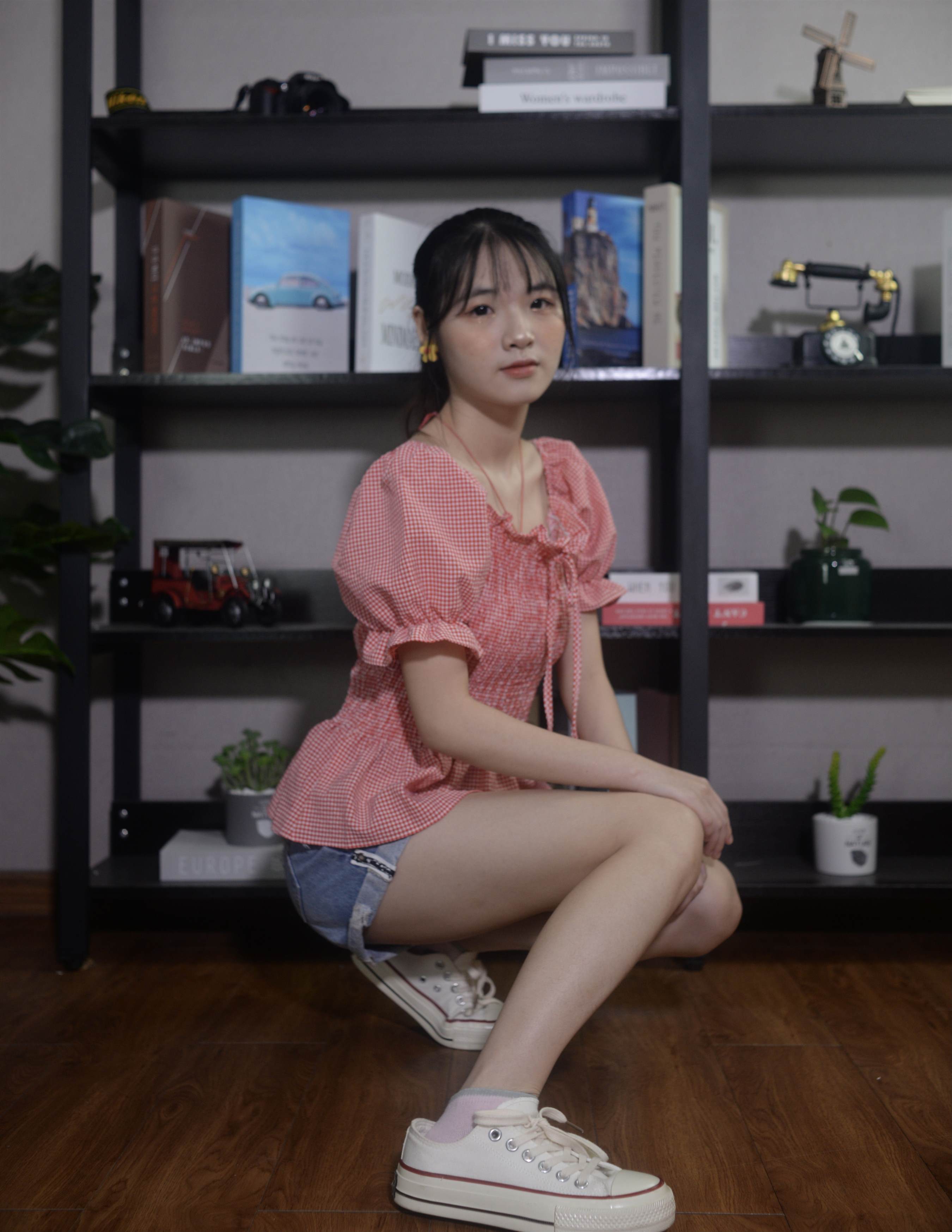 《学妹帆布鞋の棉袜脚丫【视频1个网盘下载】》作品图