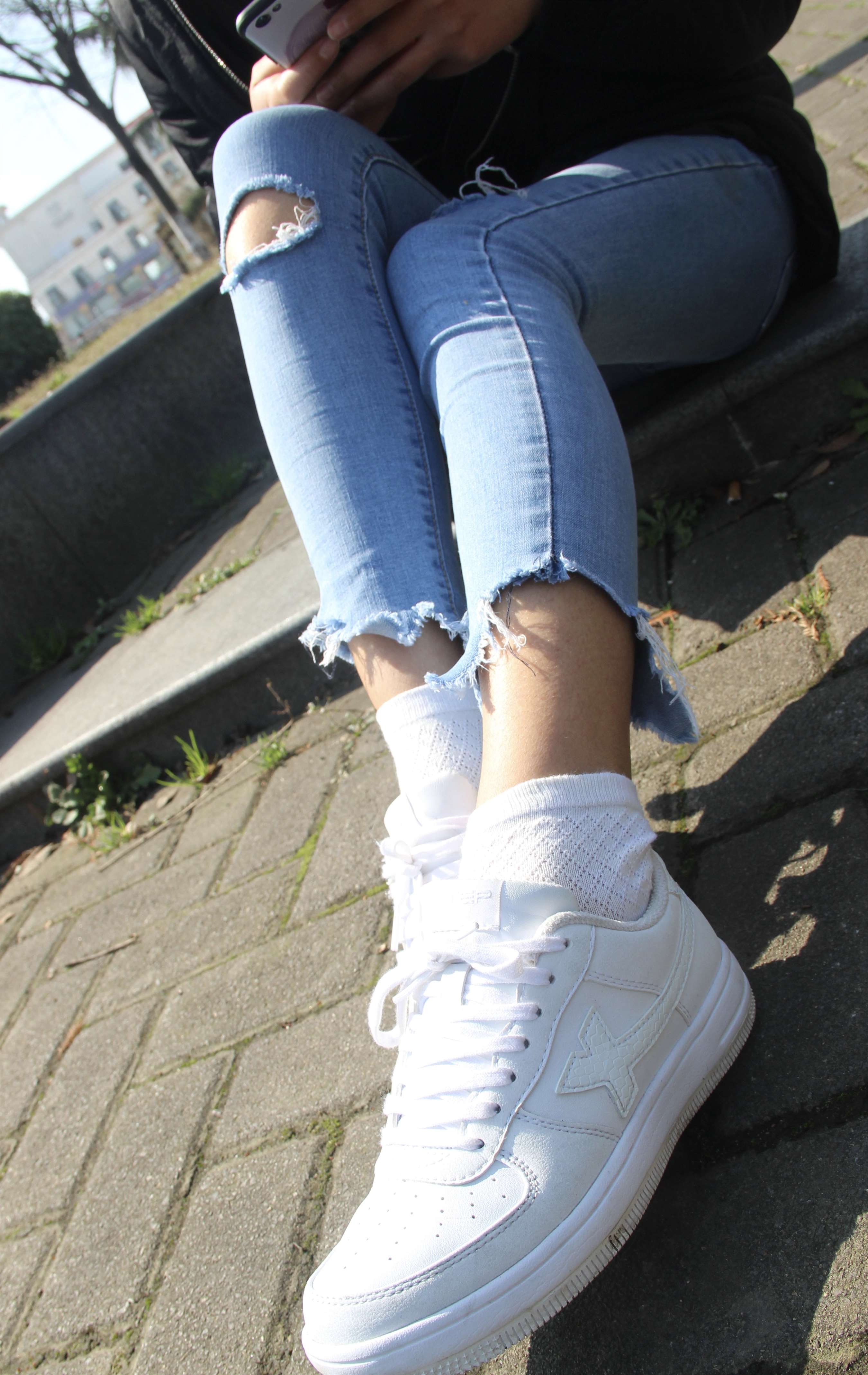 《开洞牛仔の板鞋棉袜脚》作品图