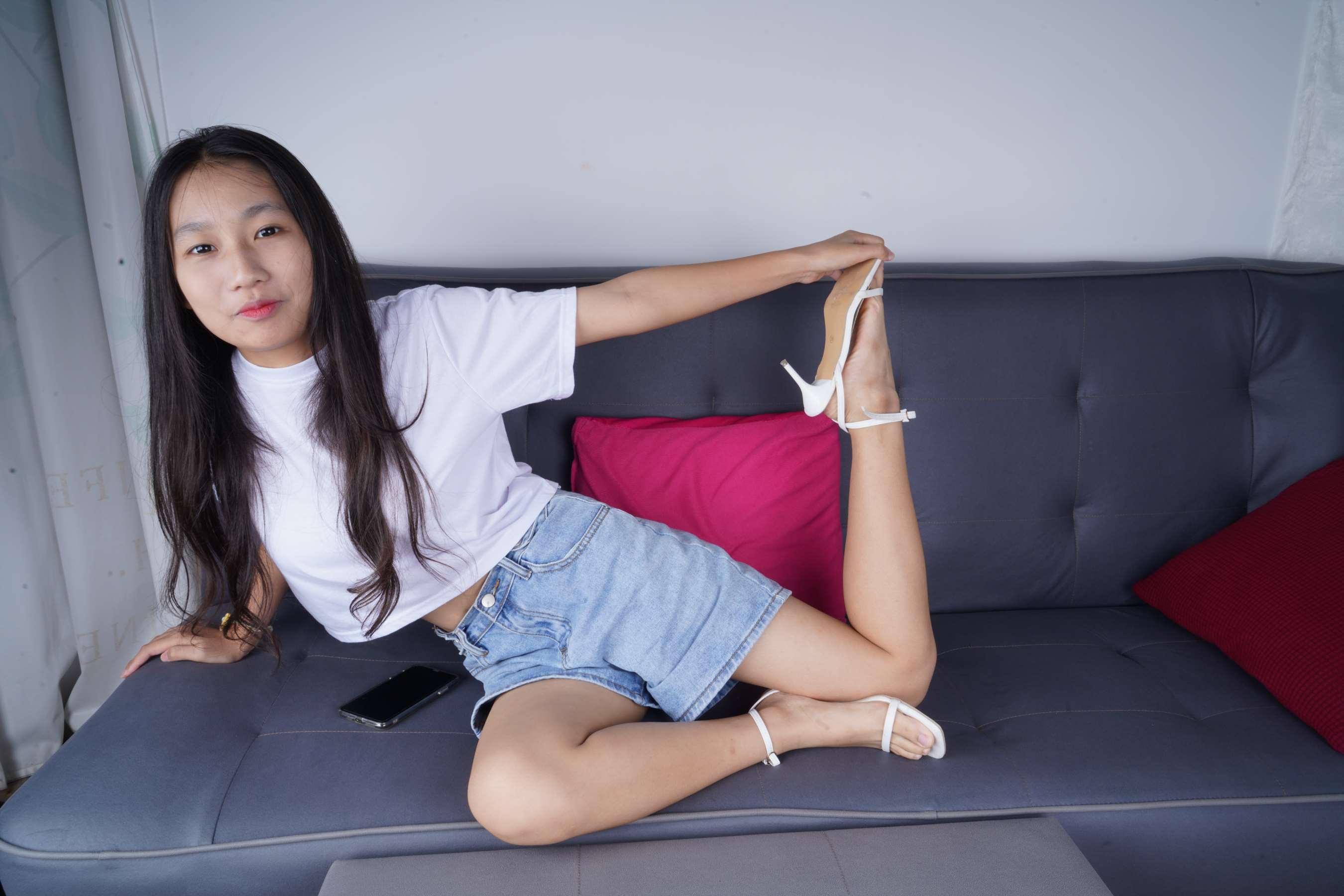 《玉环展示裸脚》作品图