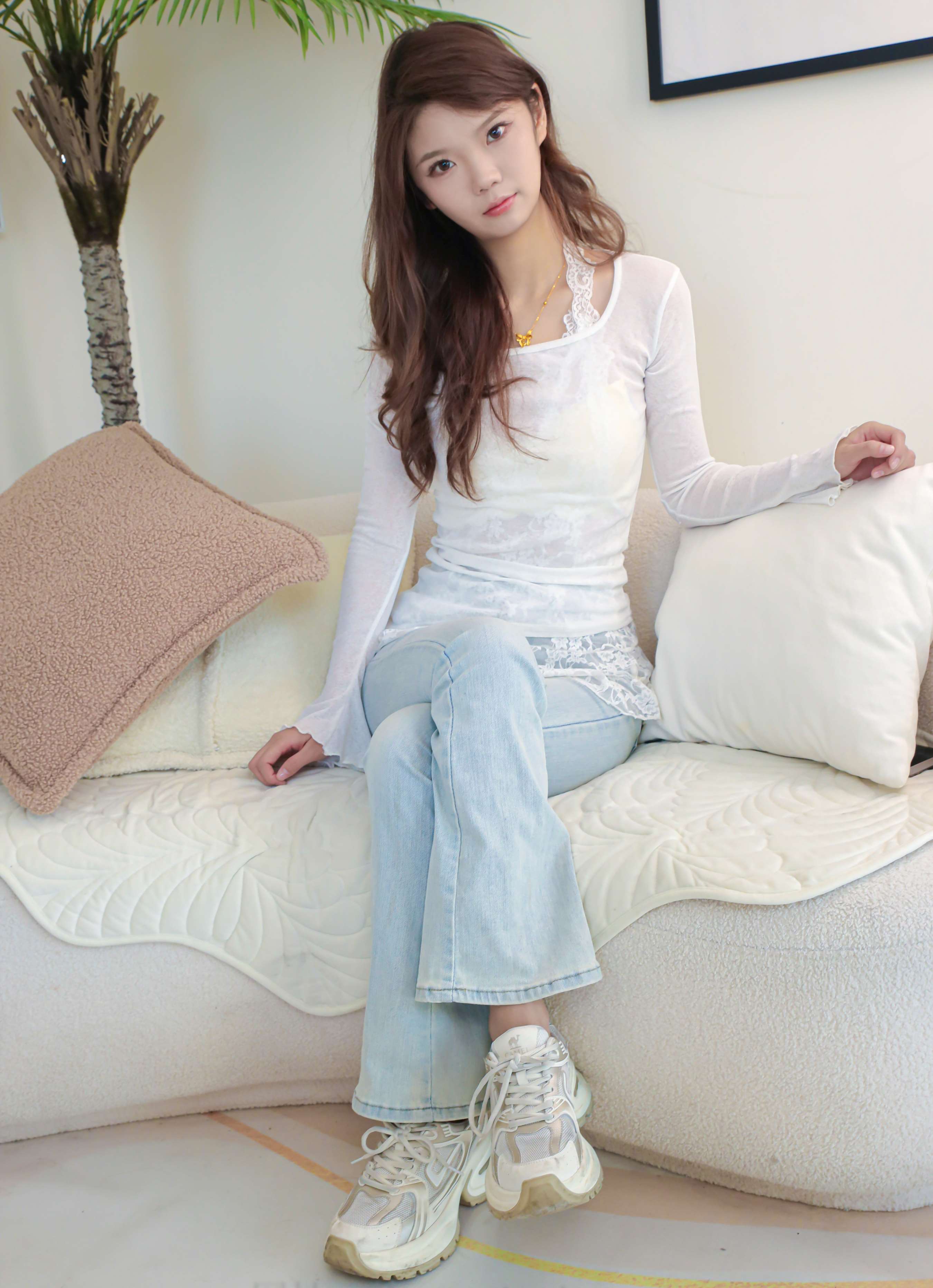 《牛仔少女棉袜、裸足》作品图