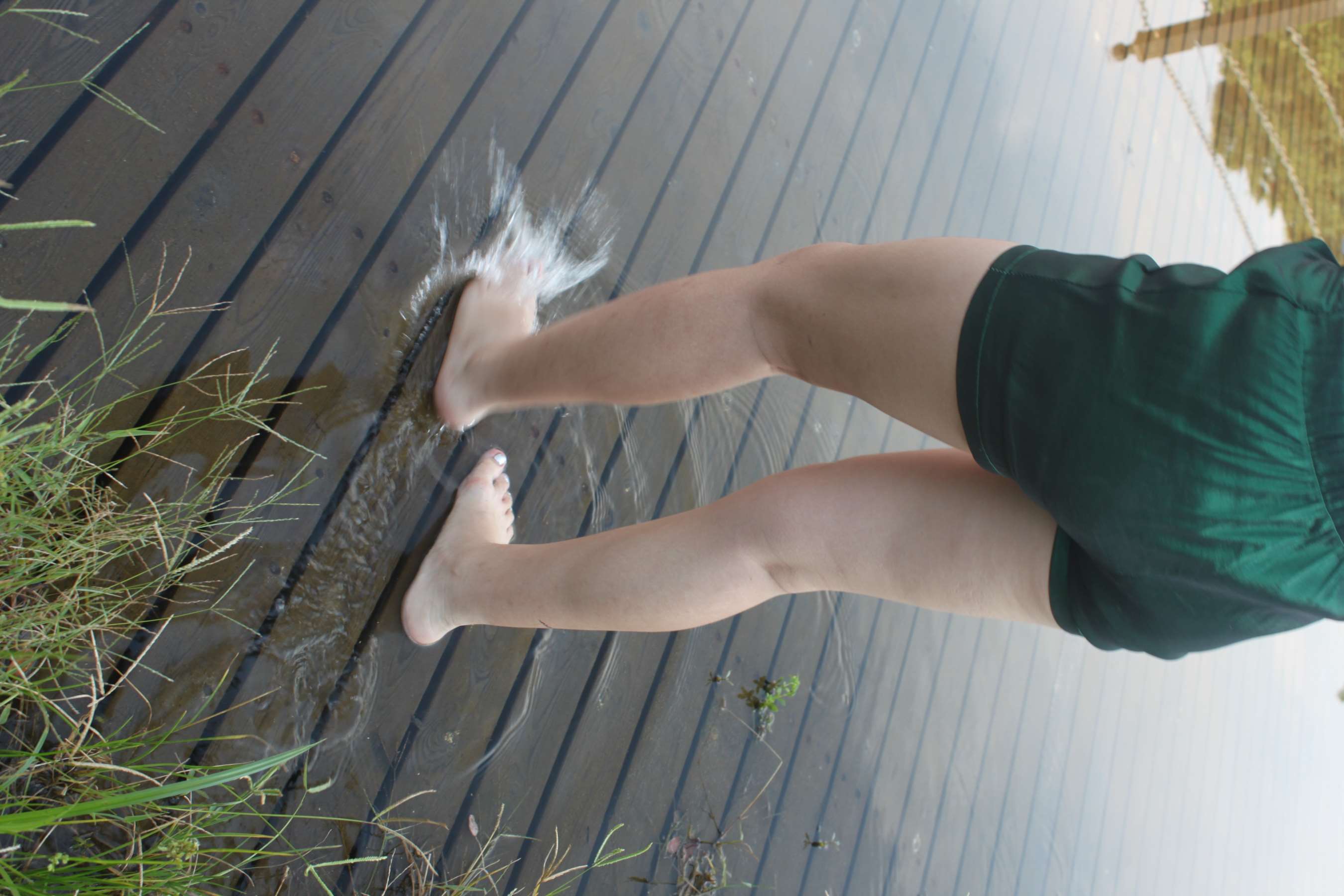 《墨镜裸足小姐姐》作品图