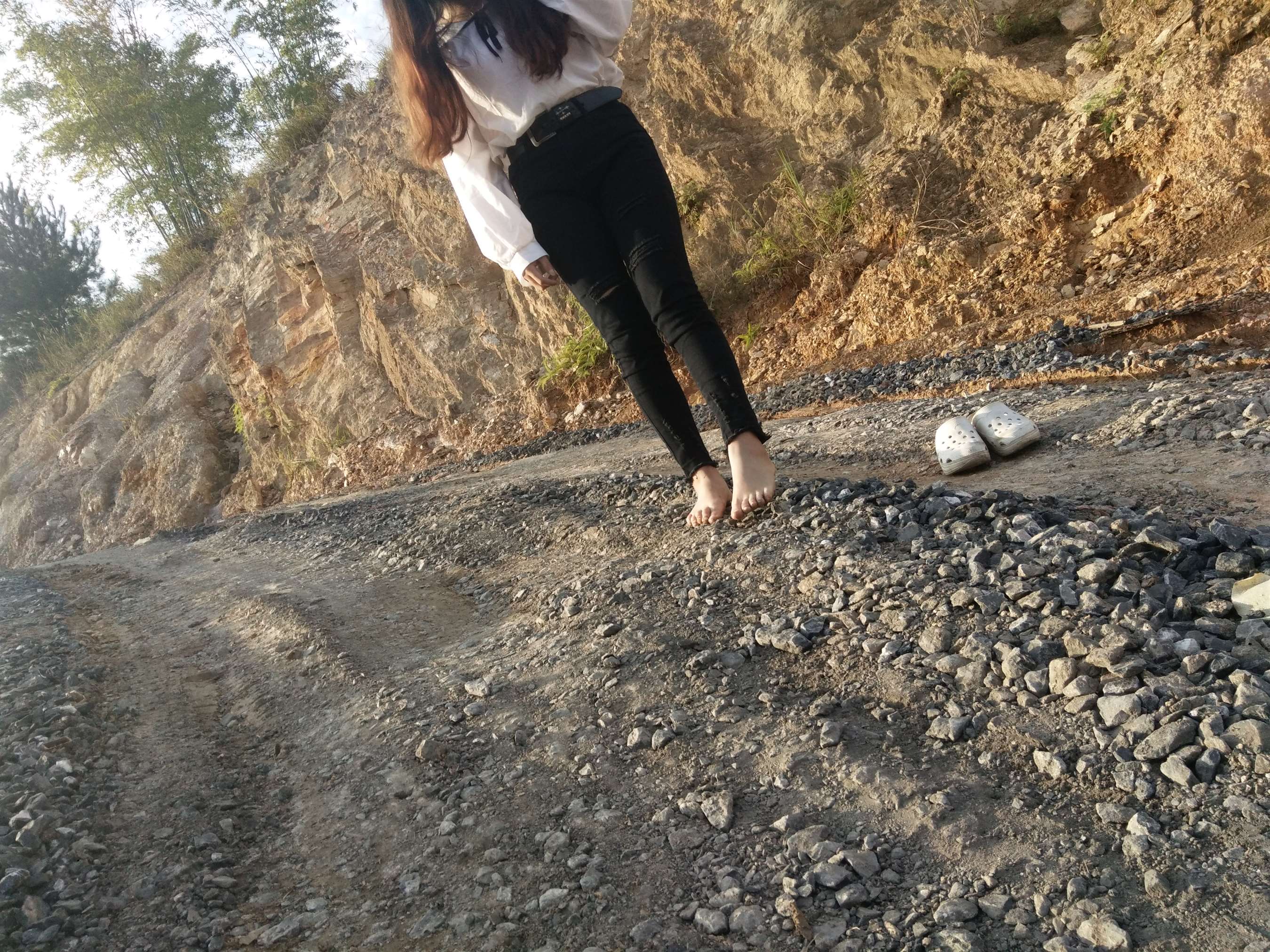 《粉鞋姑娘踩黑泥石子【套图+视频12个】》作品图