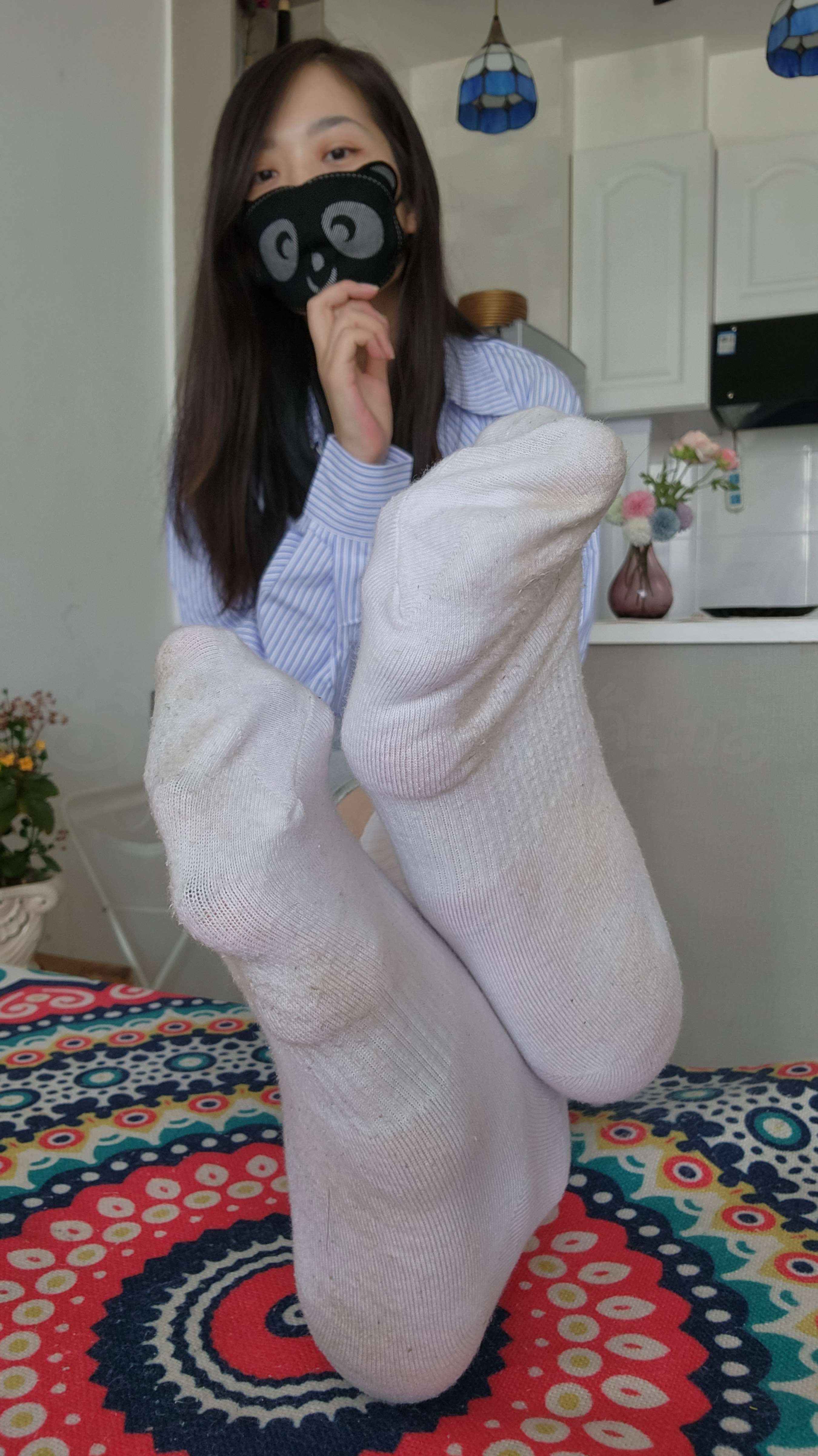 《口罩少女的棉袜脚丫》作品图