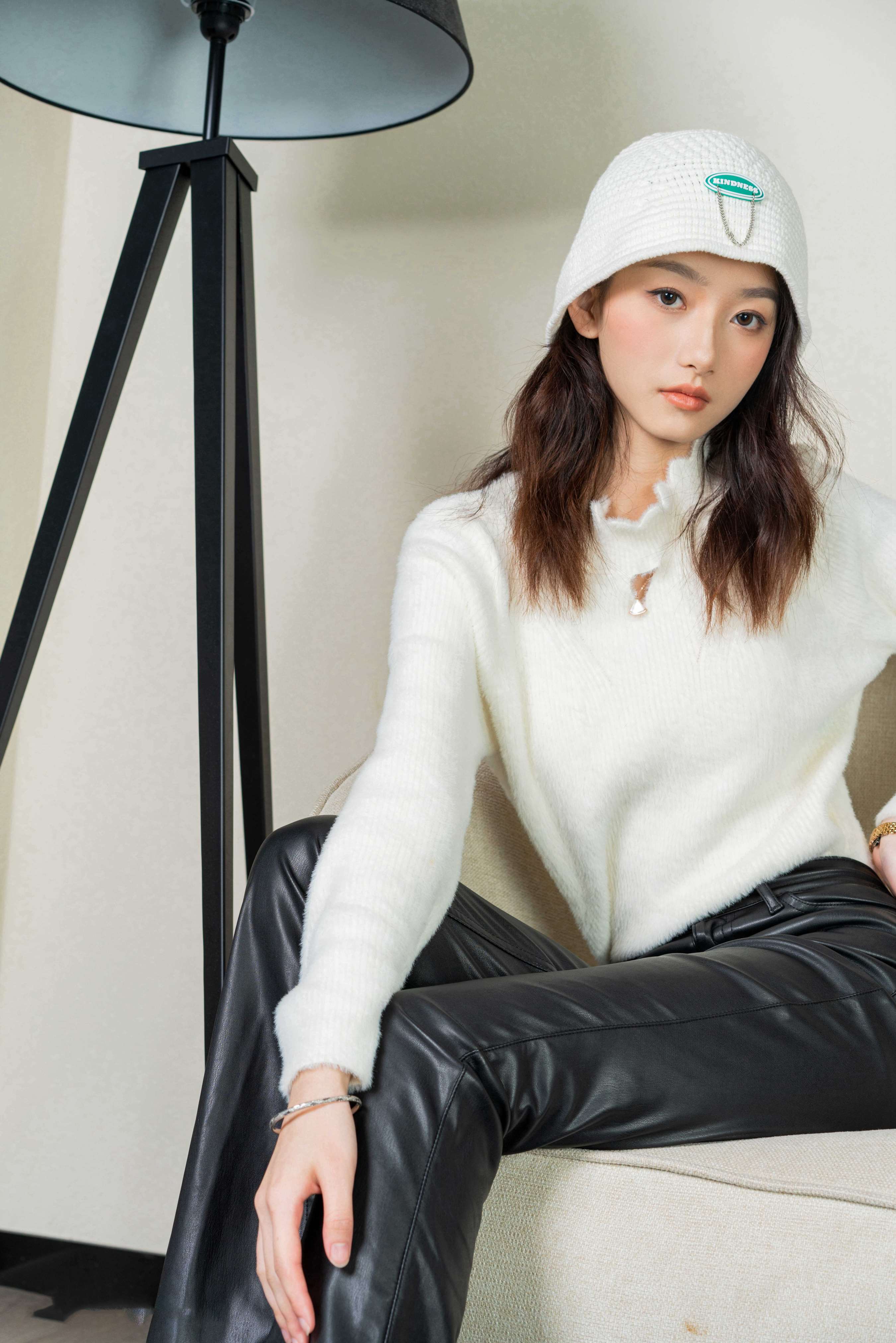 《张乐萱-雪白肌肤的模特脱下她的靴子》作品图