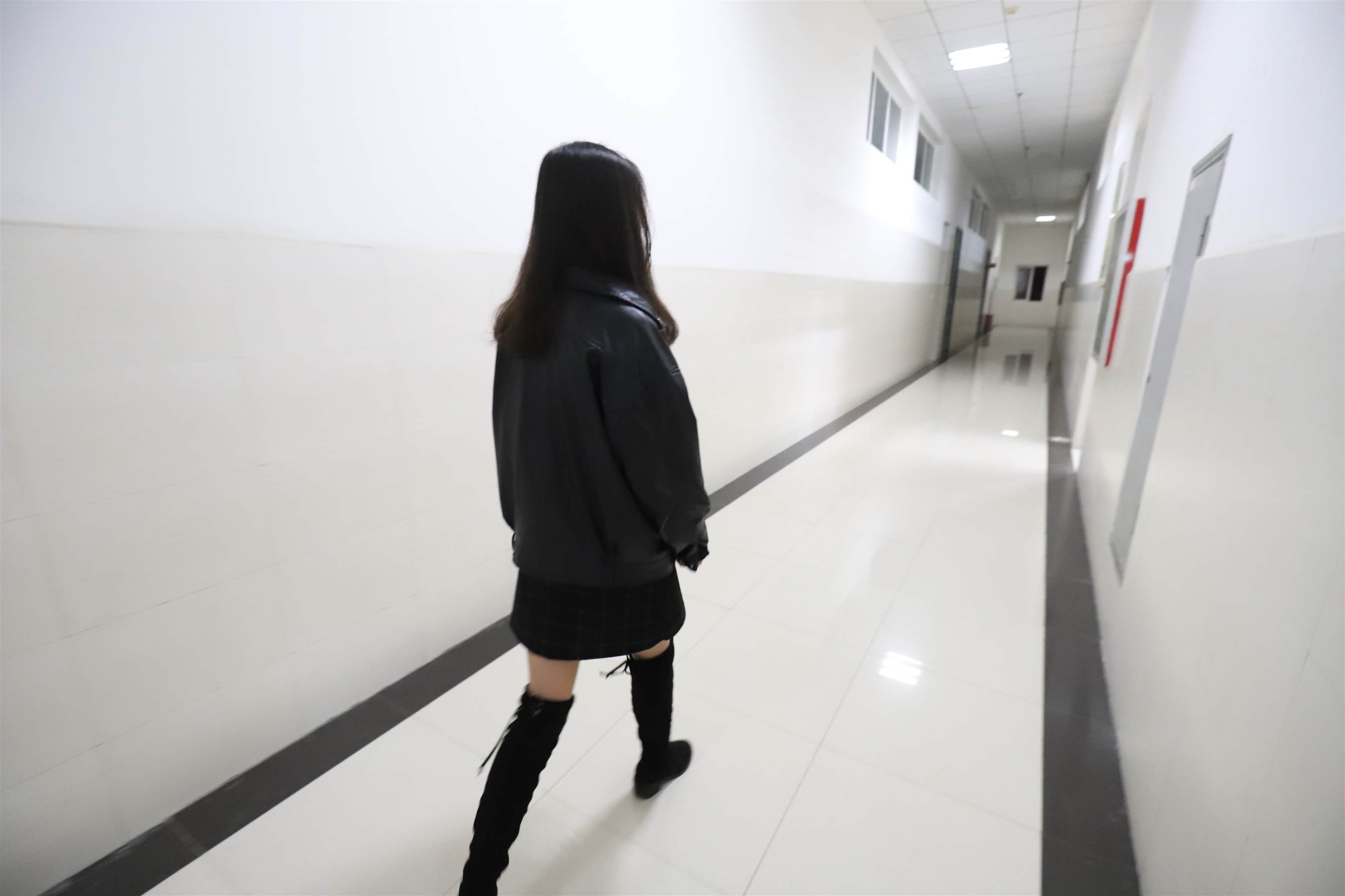 《学姐教室长靴丝袜脚丫+视频1个》作品图