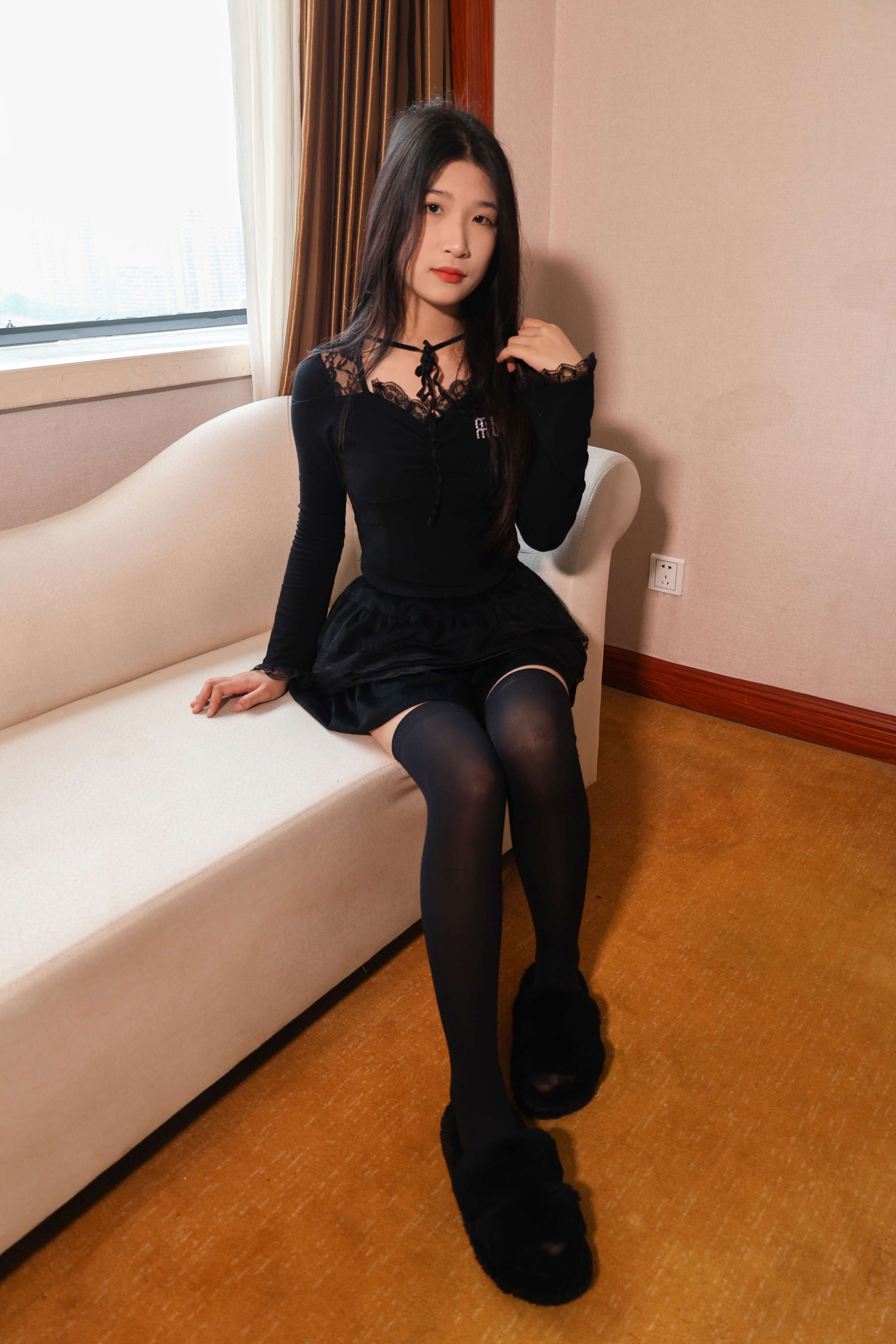 《小姐姐脱黑丝展嫩足》作品图