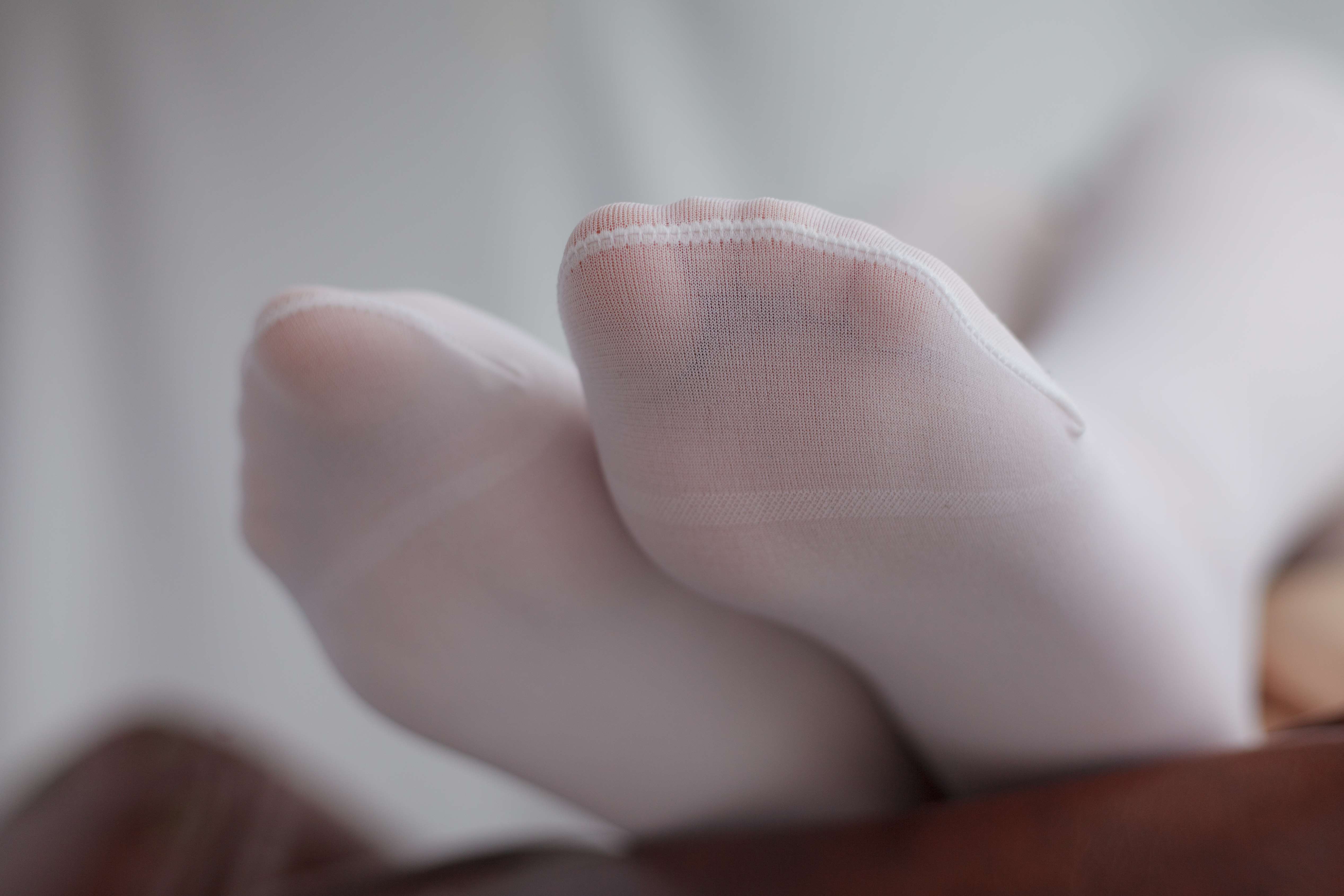 《少女长白丝袜脚》作品图