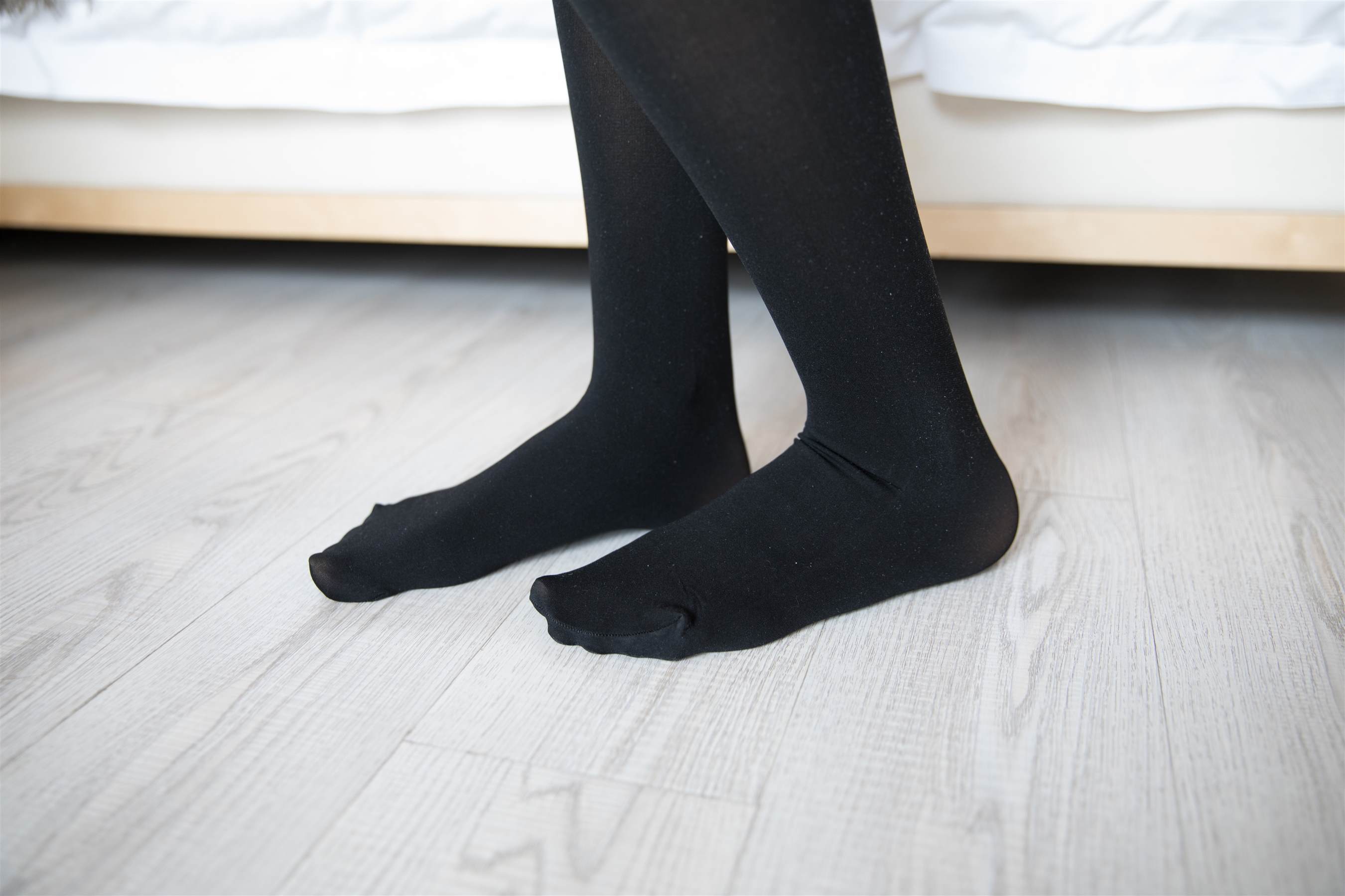 《学院风日系jk制服の黑丝脚丫》作品图