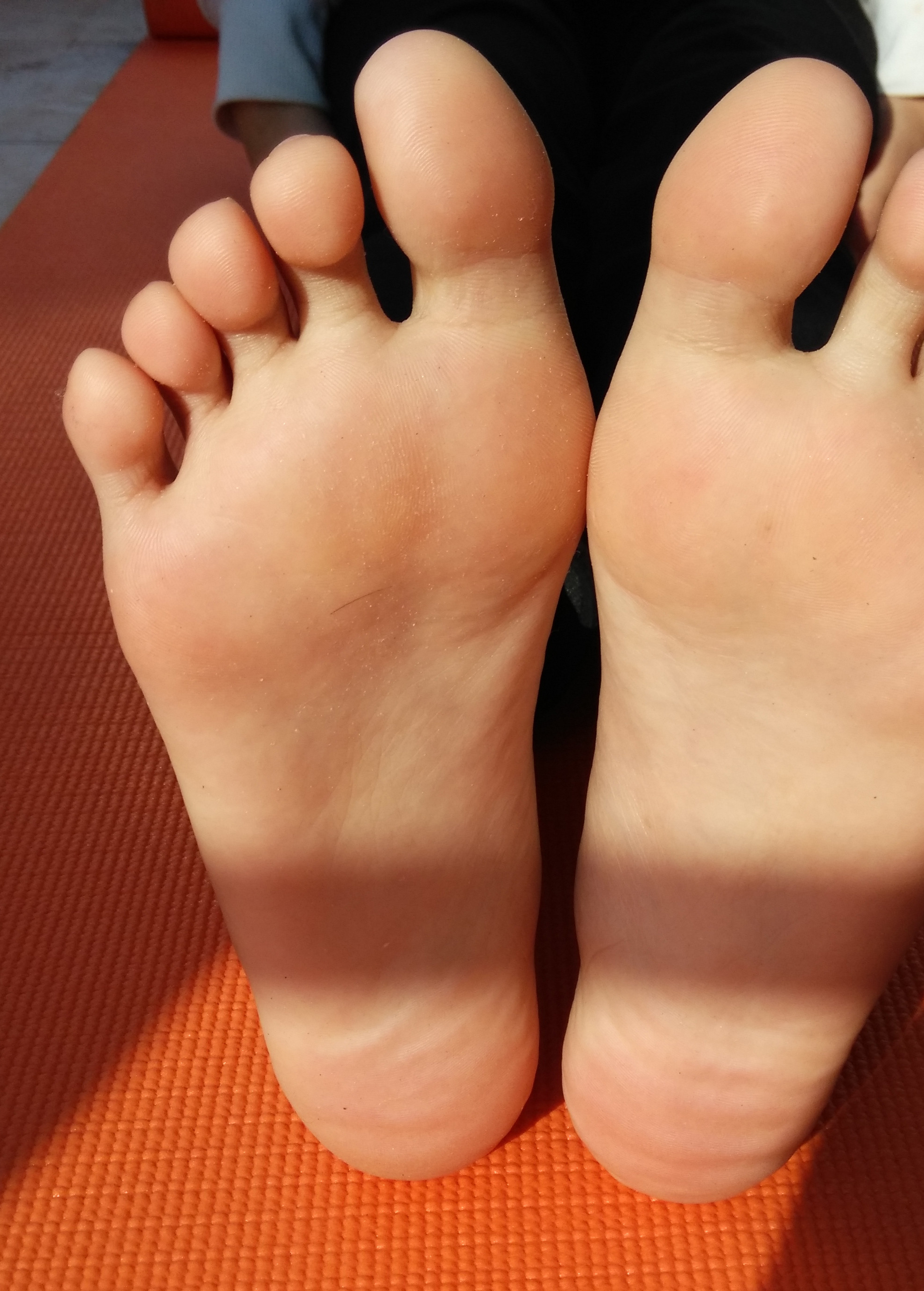 《瑶瑶少女阳台上晒嫩足》作品图