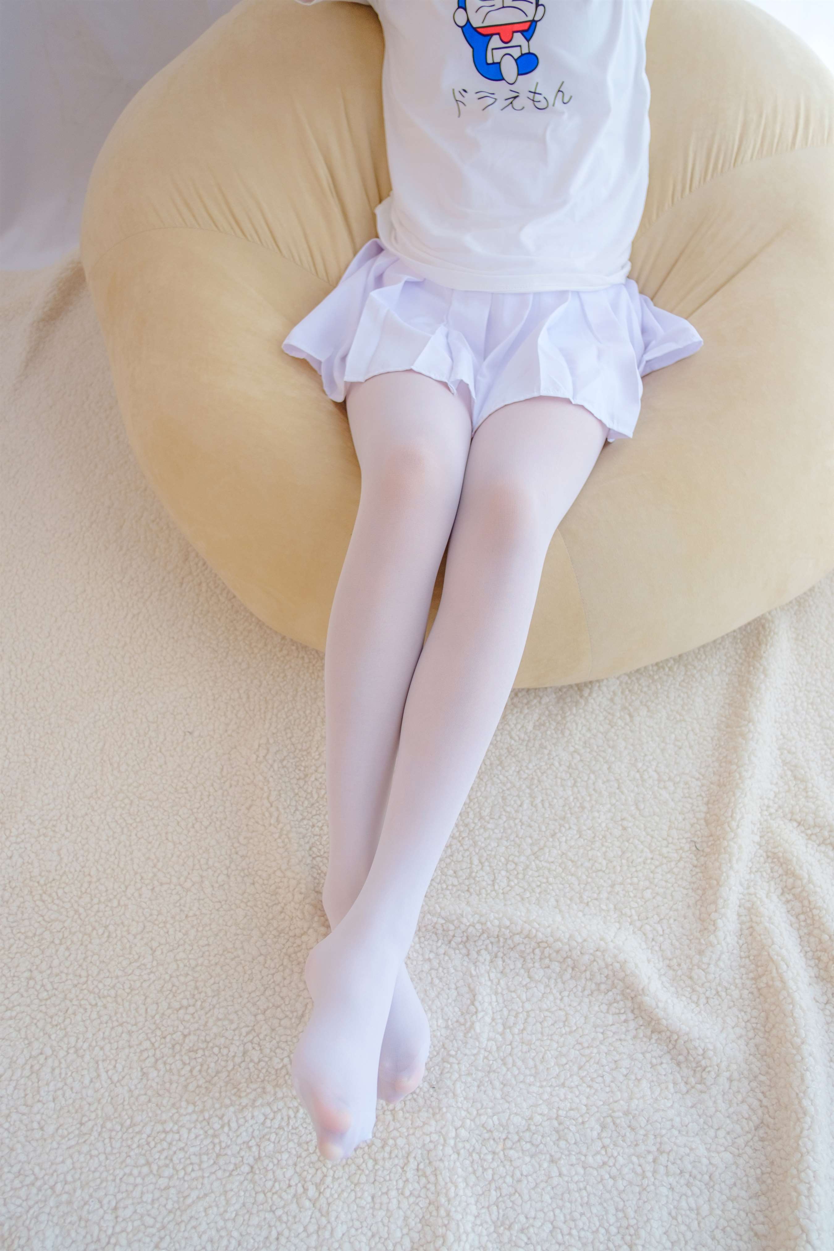 《T恤の白丝脚丫》作品图
