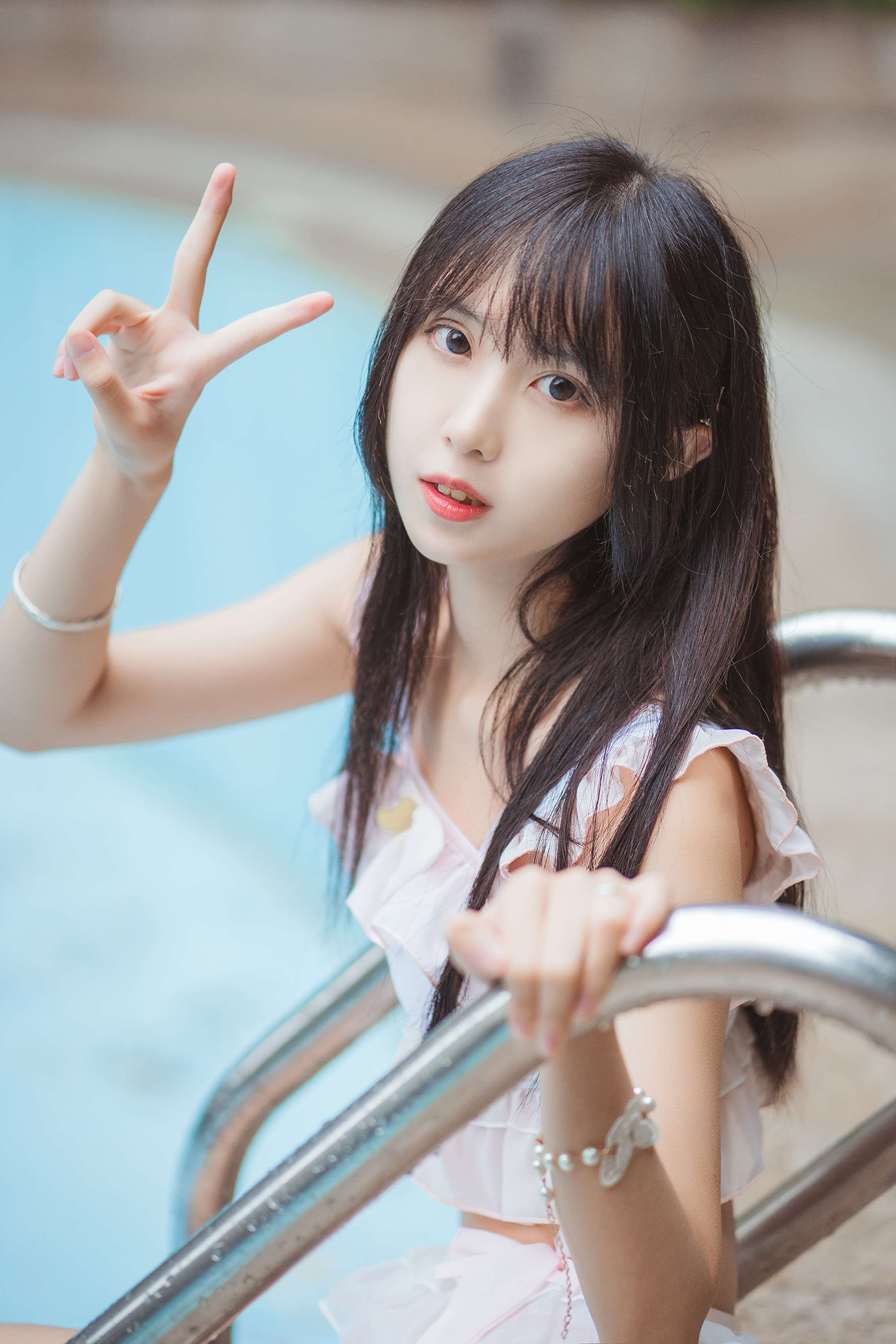 《游泳池的裸足》作品图