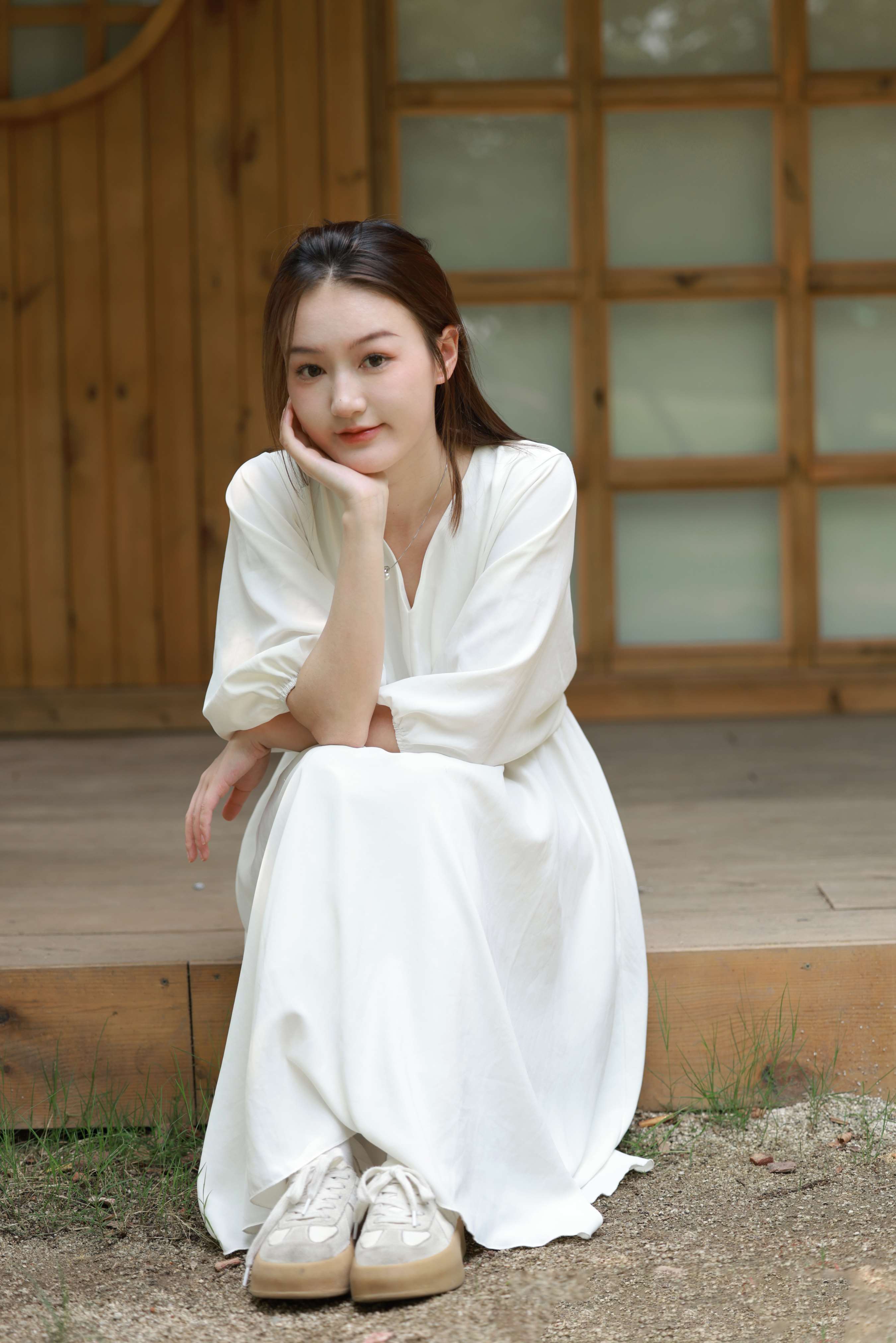 《杏儿脱棉袜展嫩足》作品图