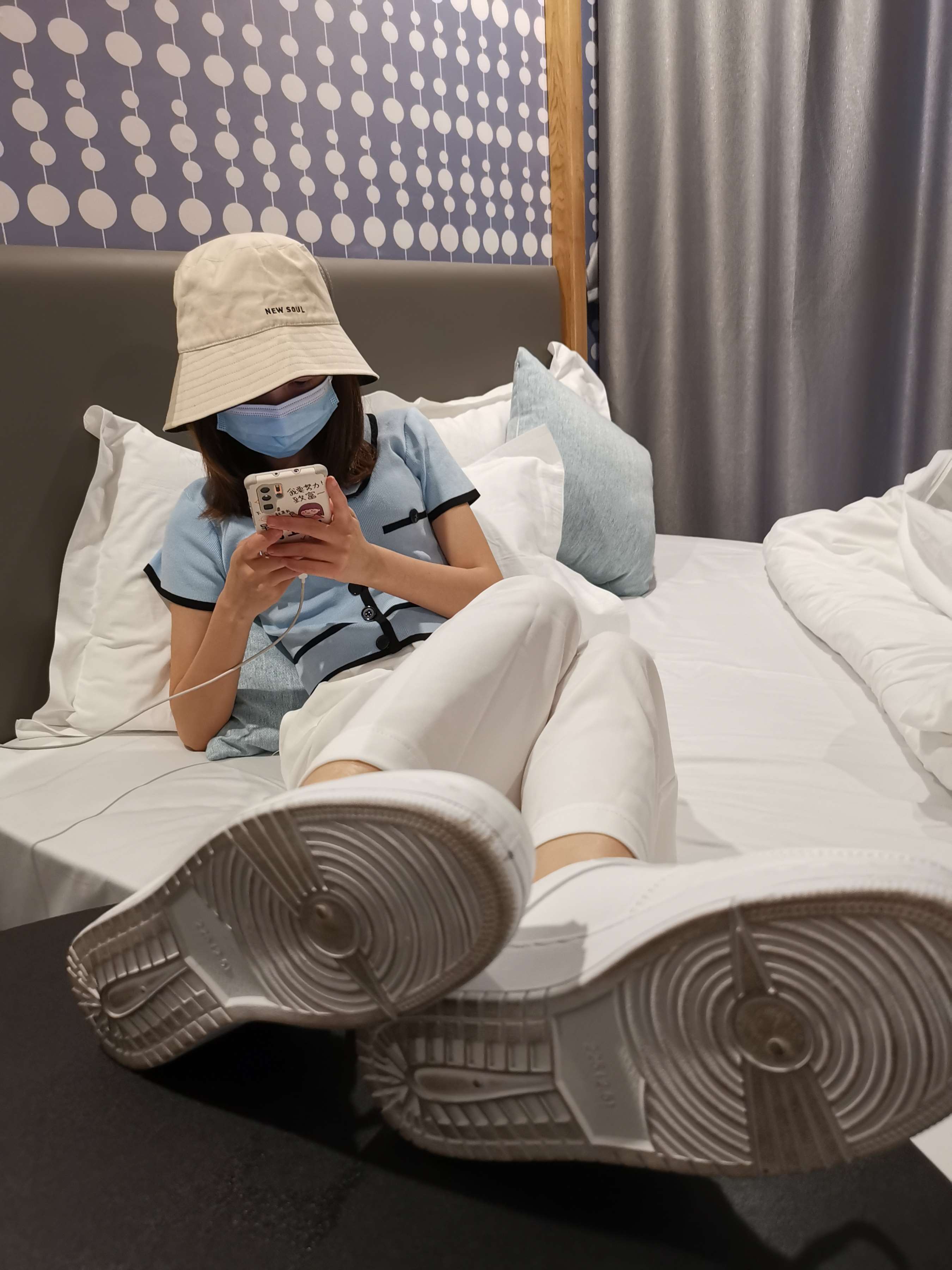 《珺珺板鞋の嫩足》作品图