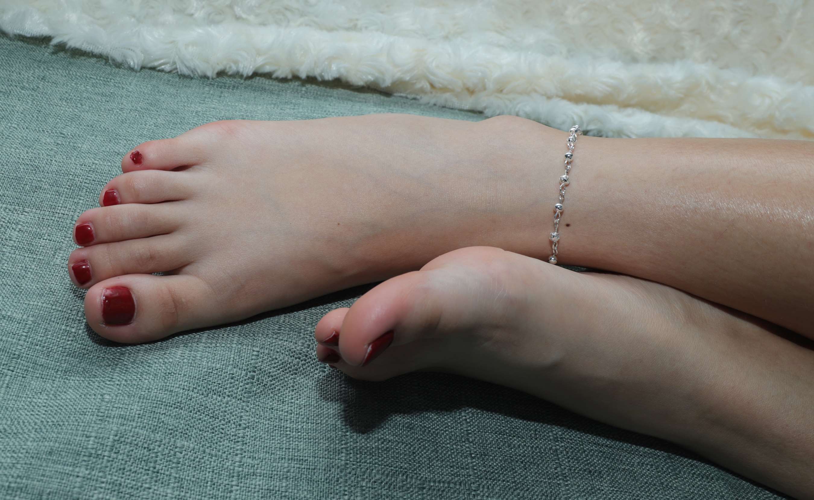 《大学生静雯少女展示36码小可爱脚丫》作品图