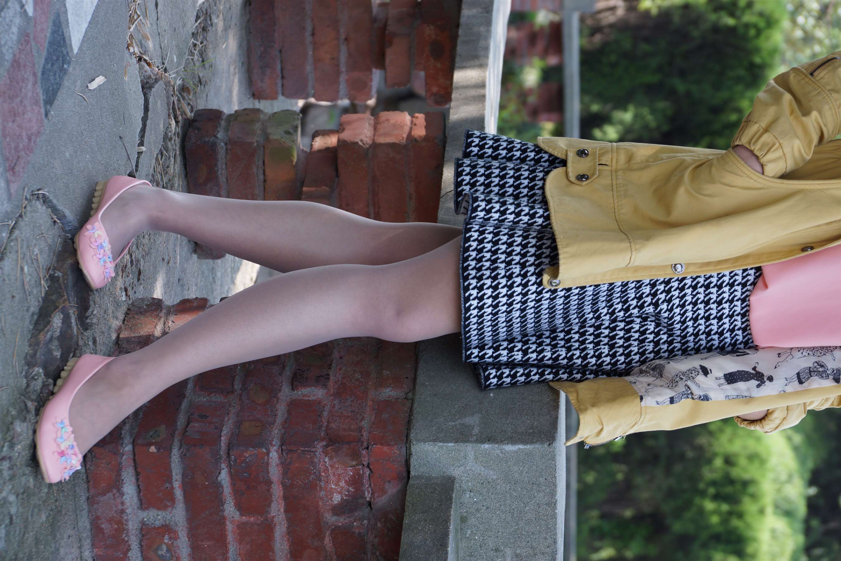 《校园长丝妹子花园休息露丝足》作品图