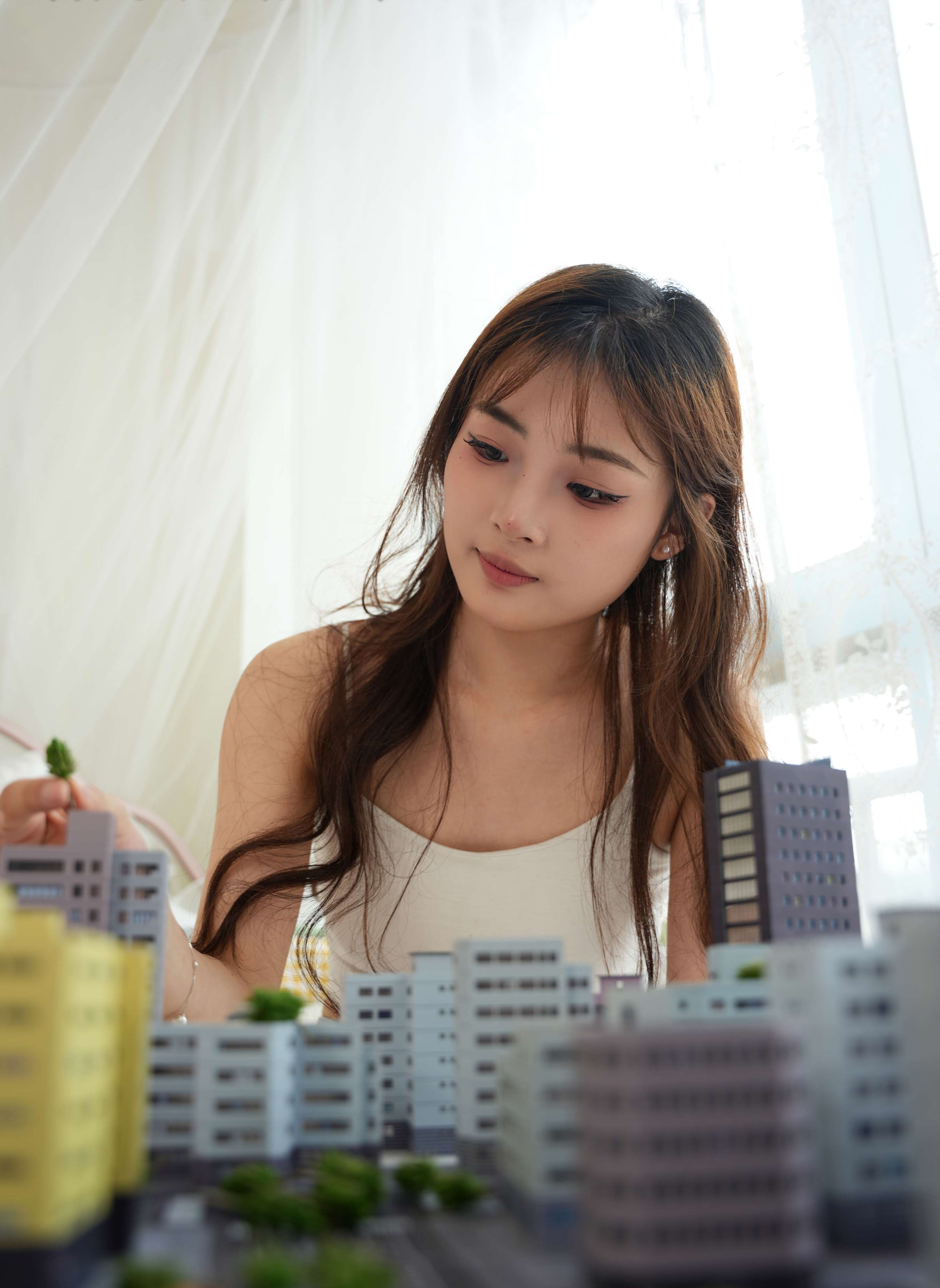 《晓晓 梦境误入小人国，化身巨人少女》作品图