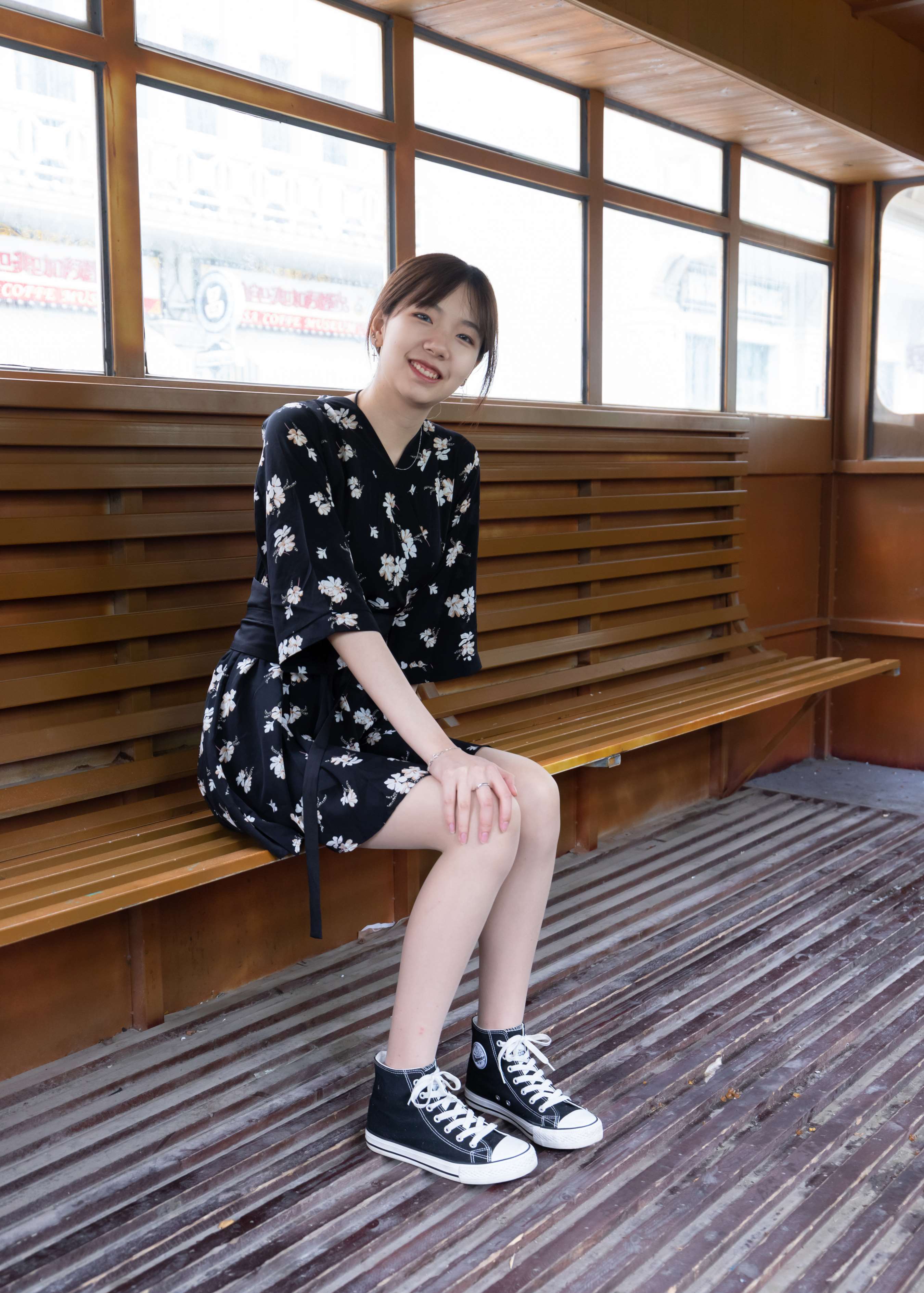 《学妹黑裙高帮帆布鞋の棉袜脚》作品图