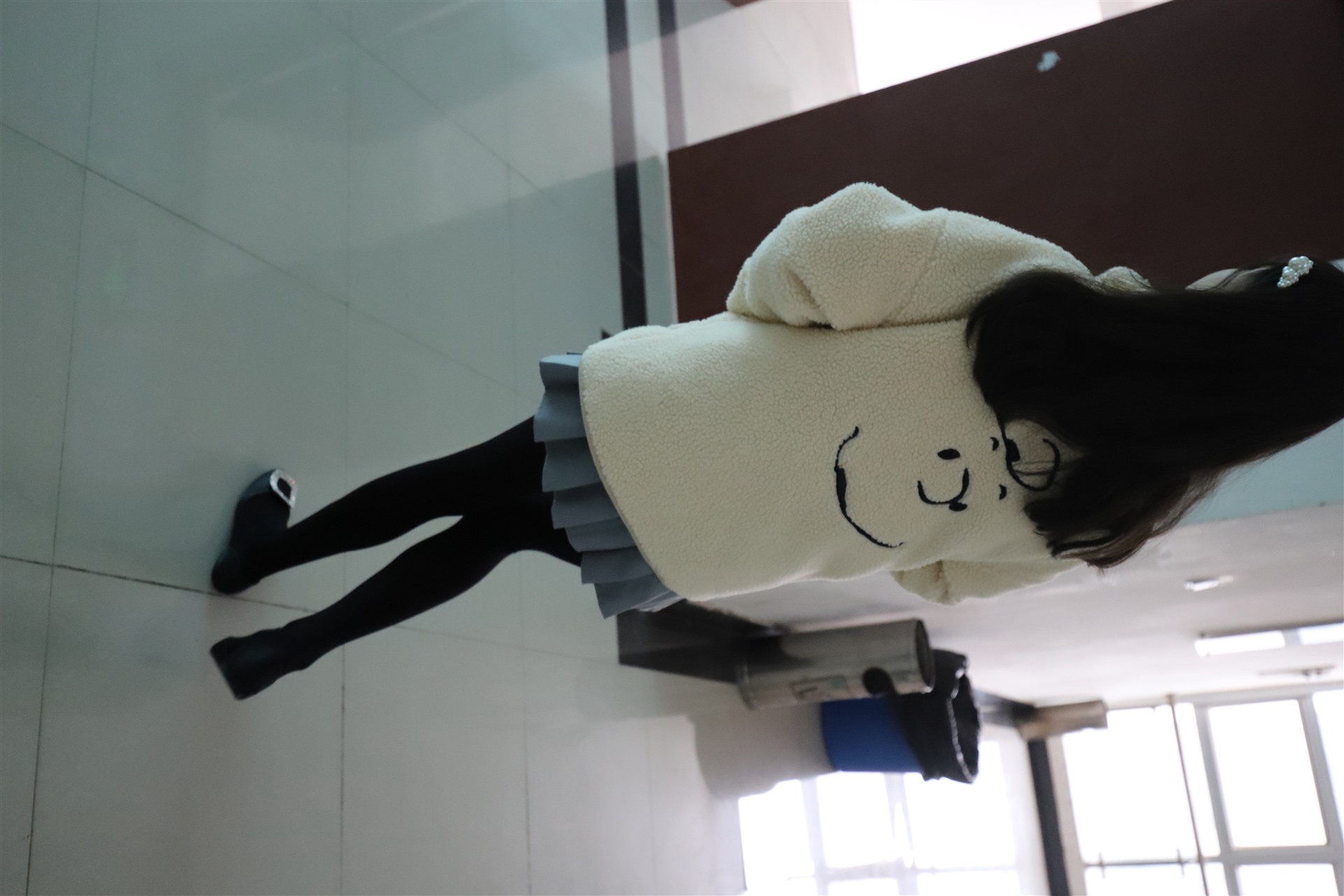 《学妹雪地上的厚黑丝脚丫+视频一部》作品图