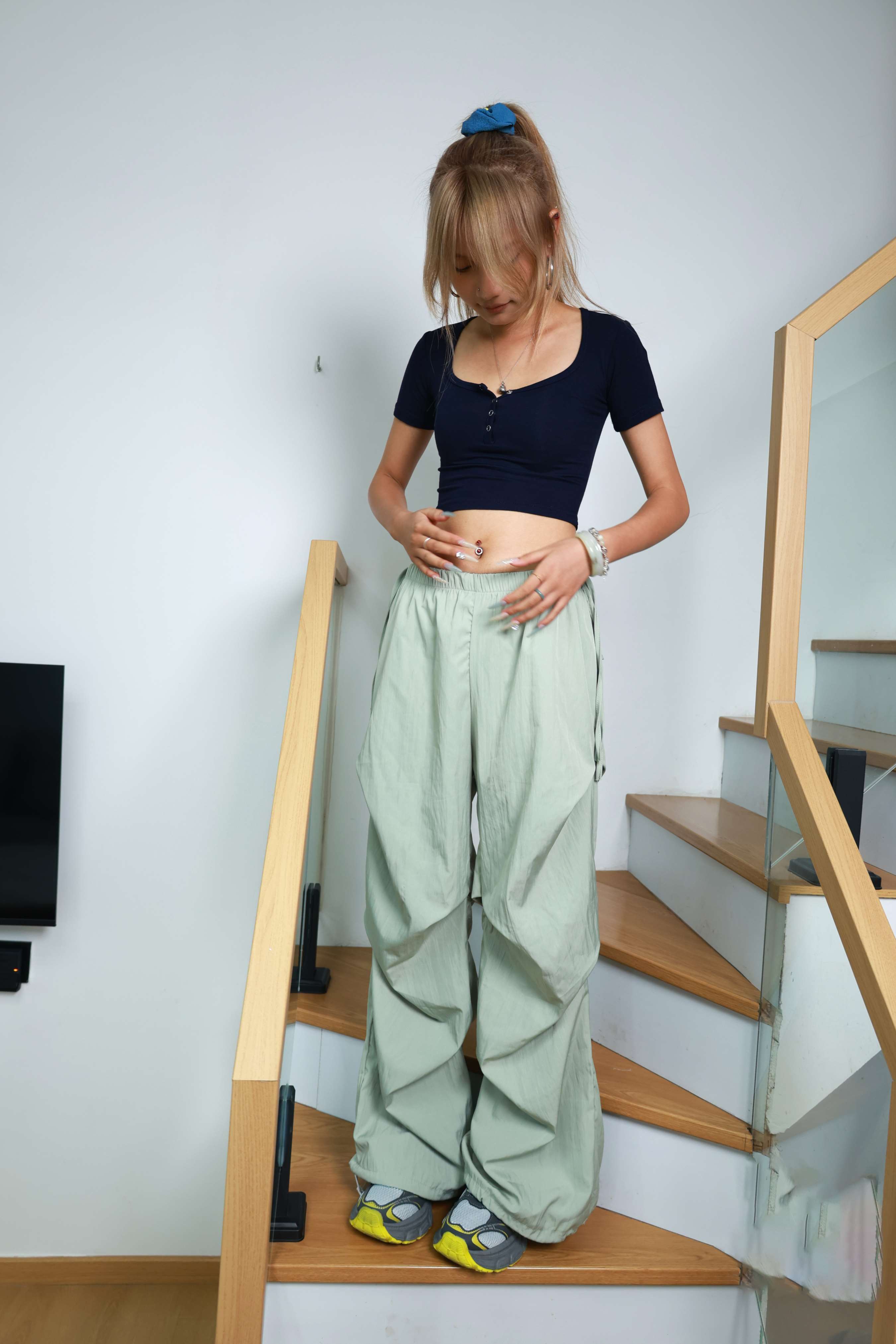 《少女脱棉袜踩蛋糕》作品图