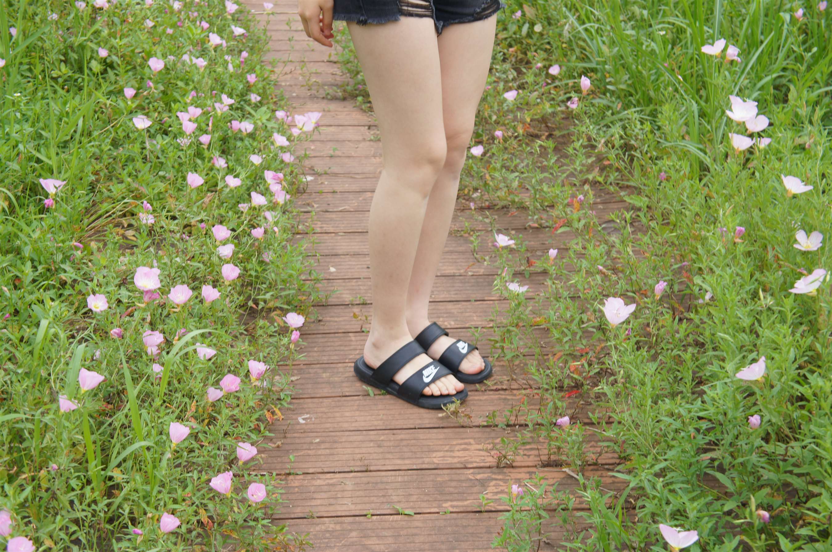 《花园里的凉鞋の裸足脚丫》作品图