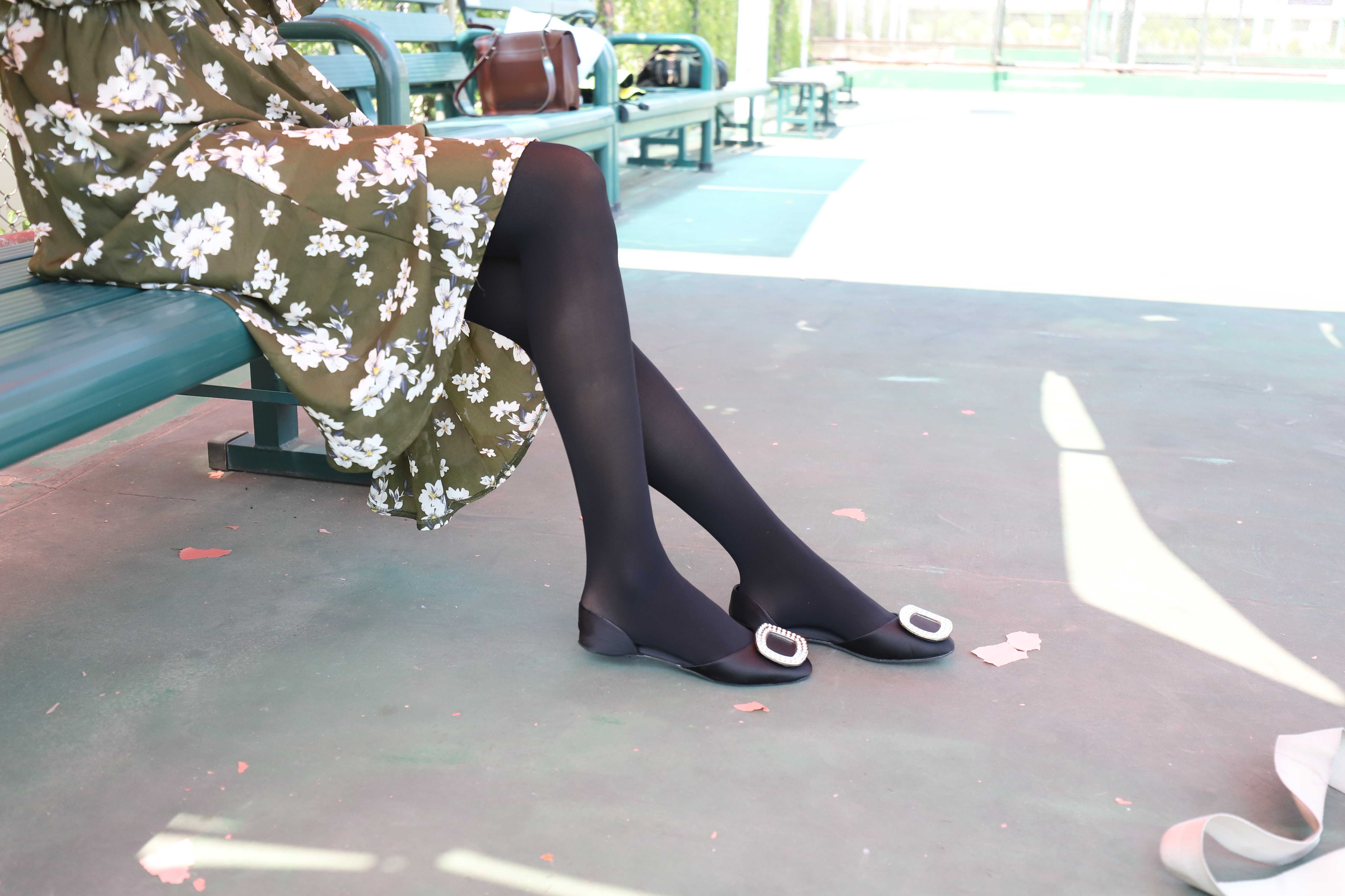 《操场碎花裙长黑丝脚丫》作品图