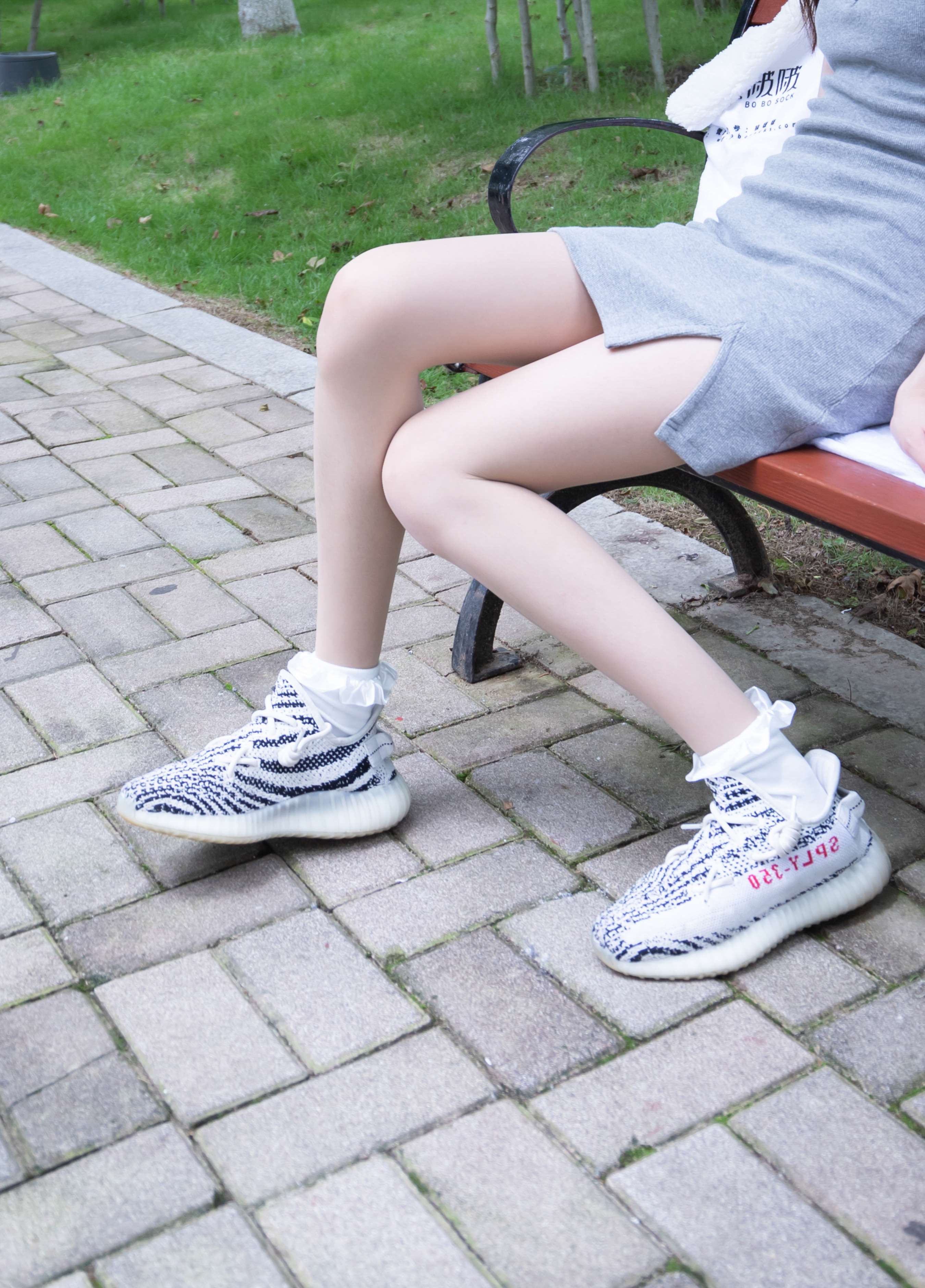 《师妹公园凳子上展脚丫》作品图