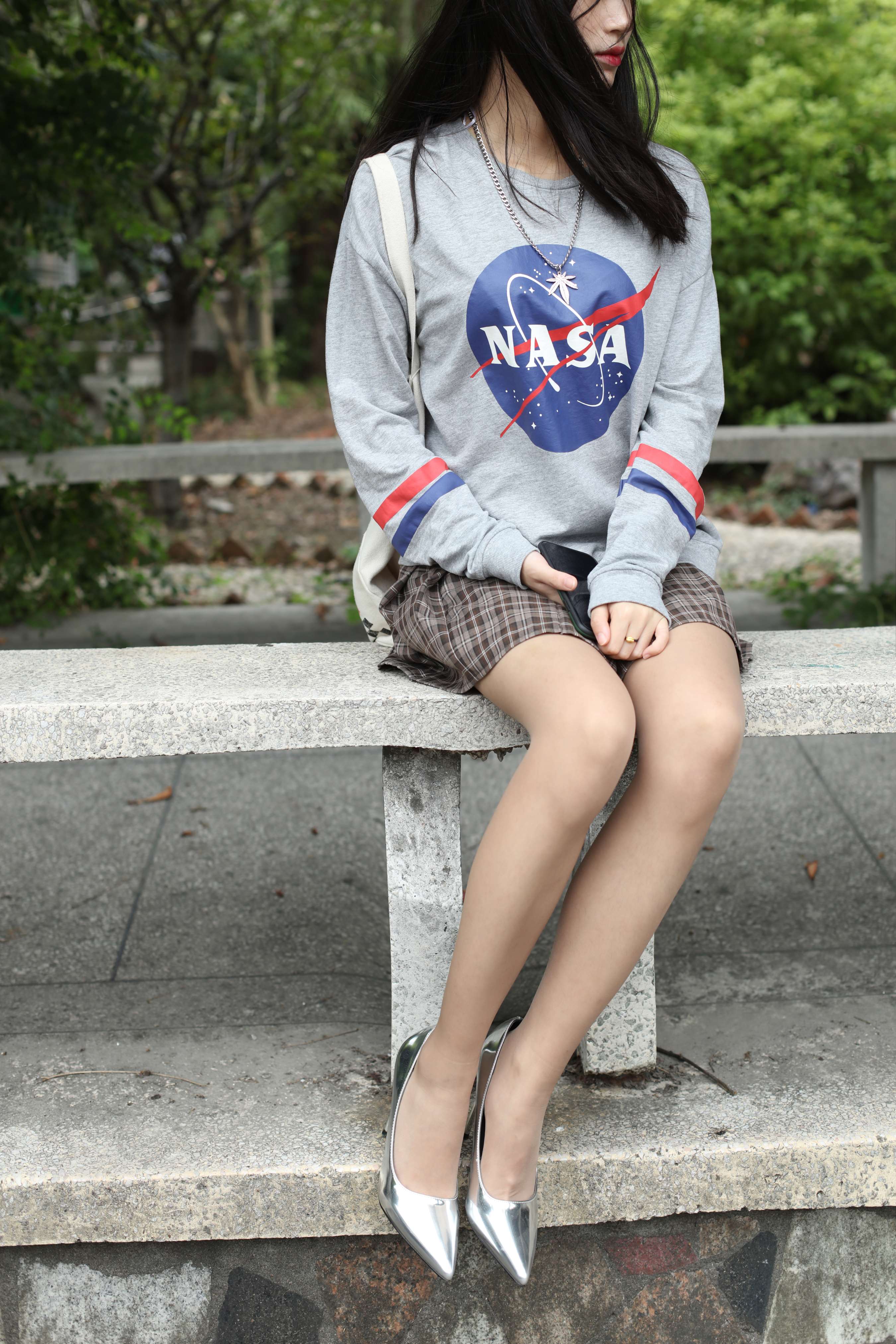 《翼宁-长腿石凳上的软妹》作品图