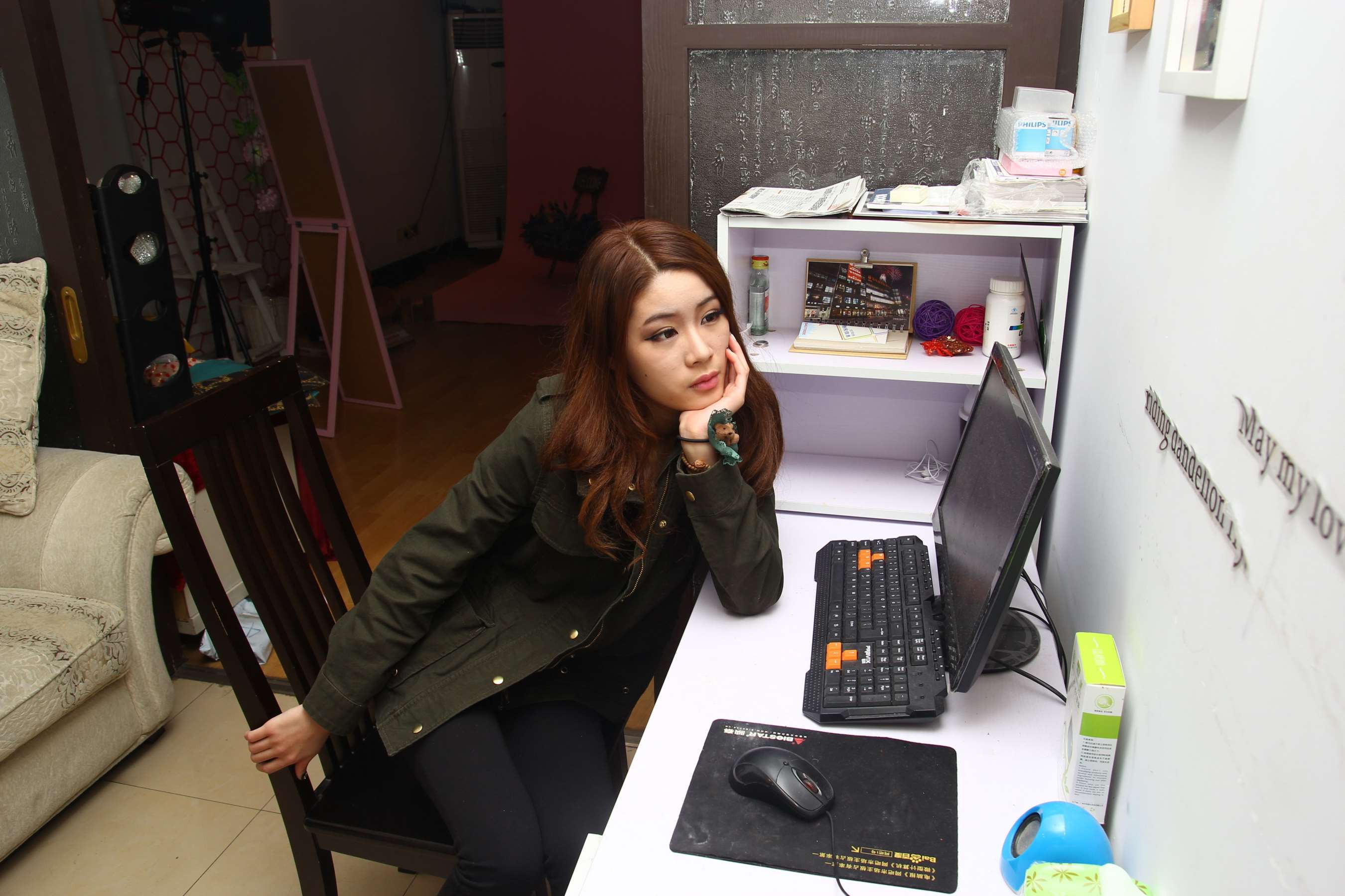 《大二女生修长白净的嫩足实在舍不得拿出来》作品图