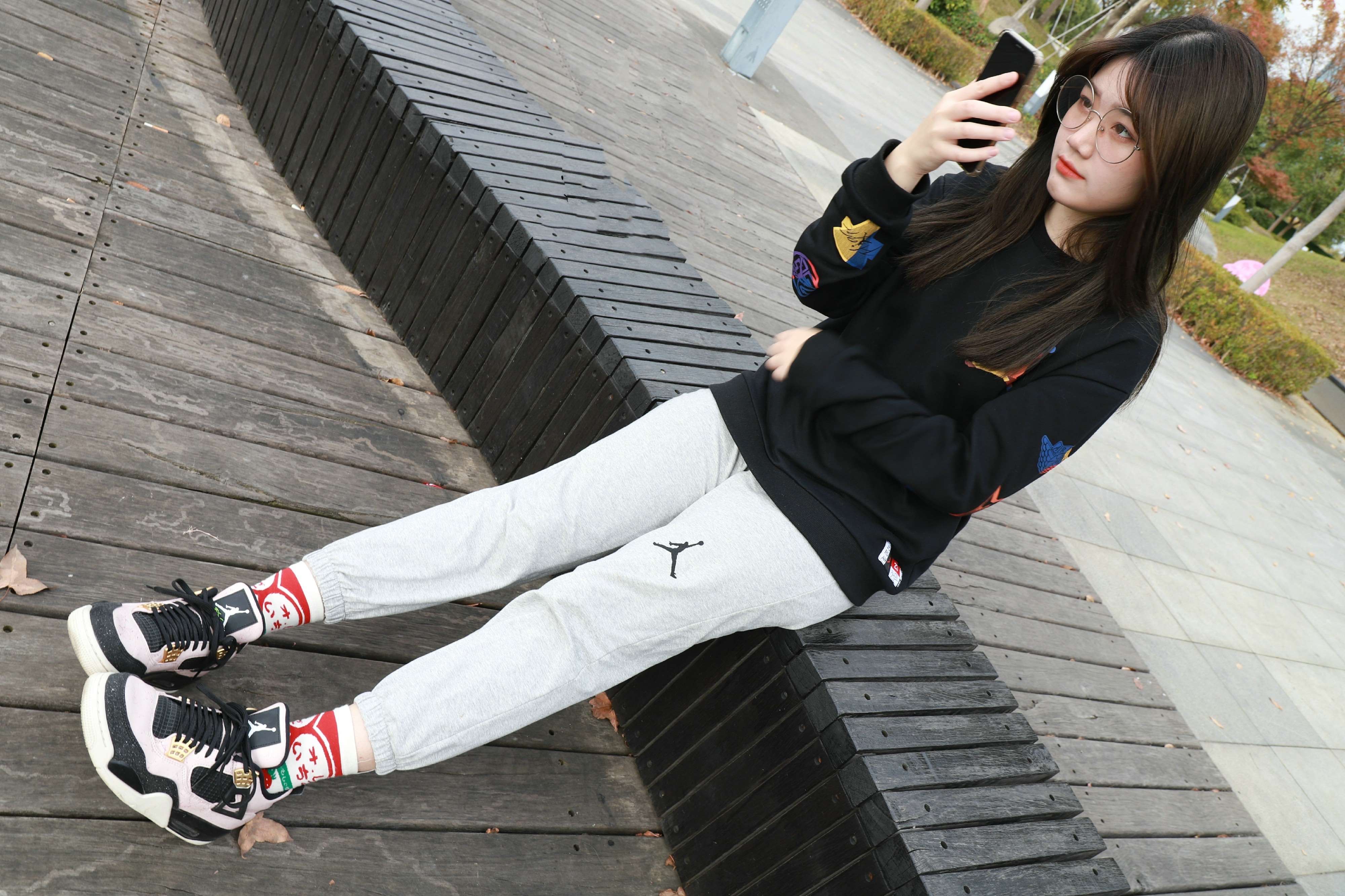 《眼镜学妹球鞋の棉袜脚》作品图