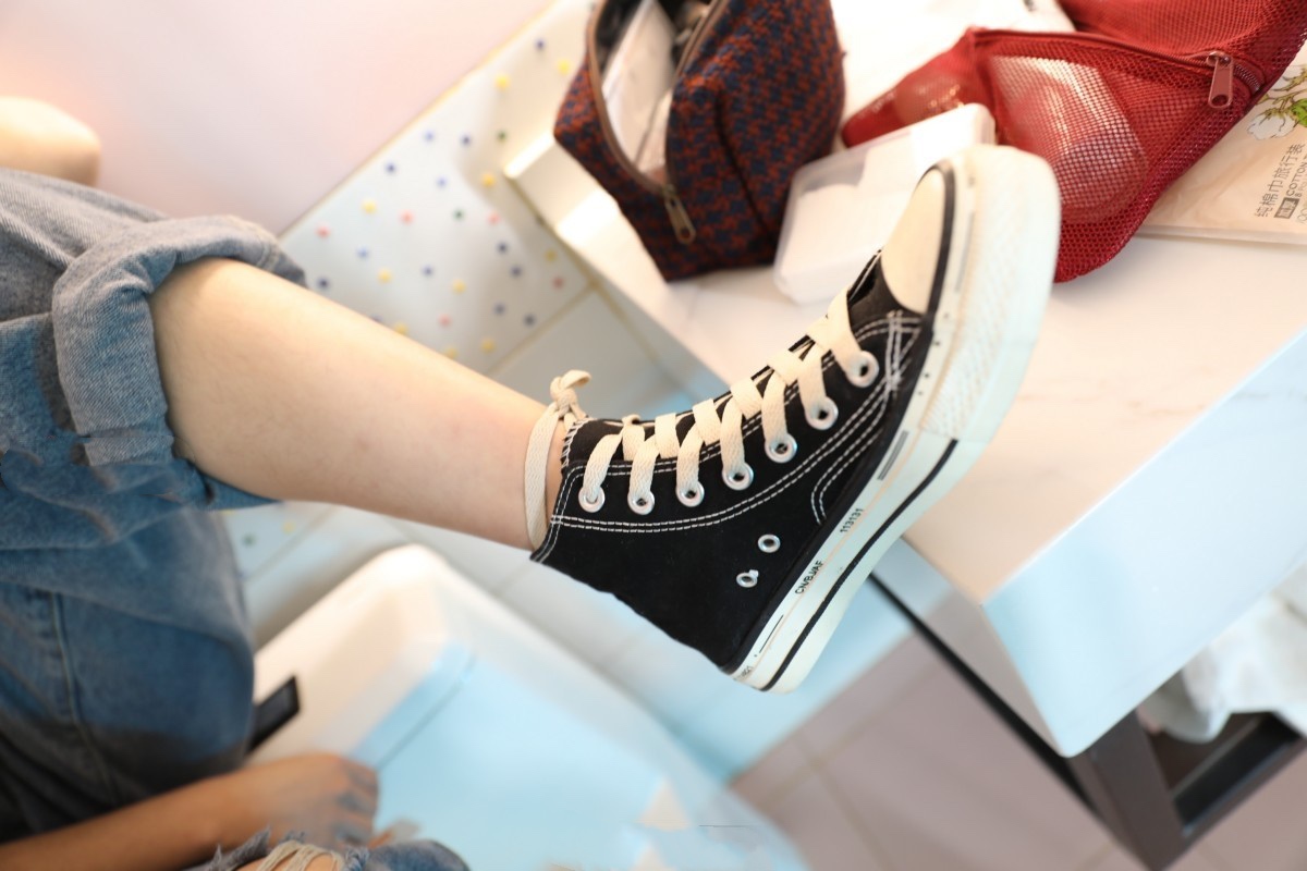 《旅馆嫩足玩棉袜》作品图