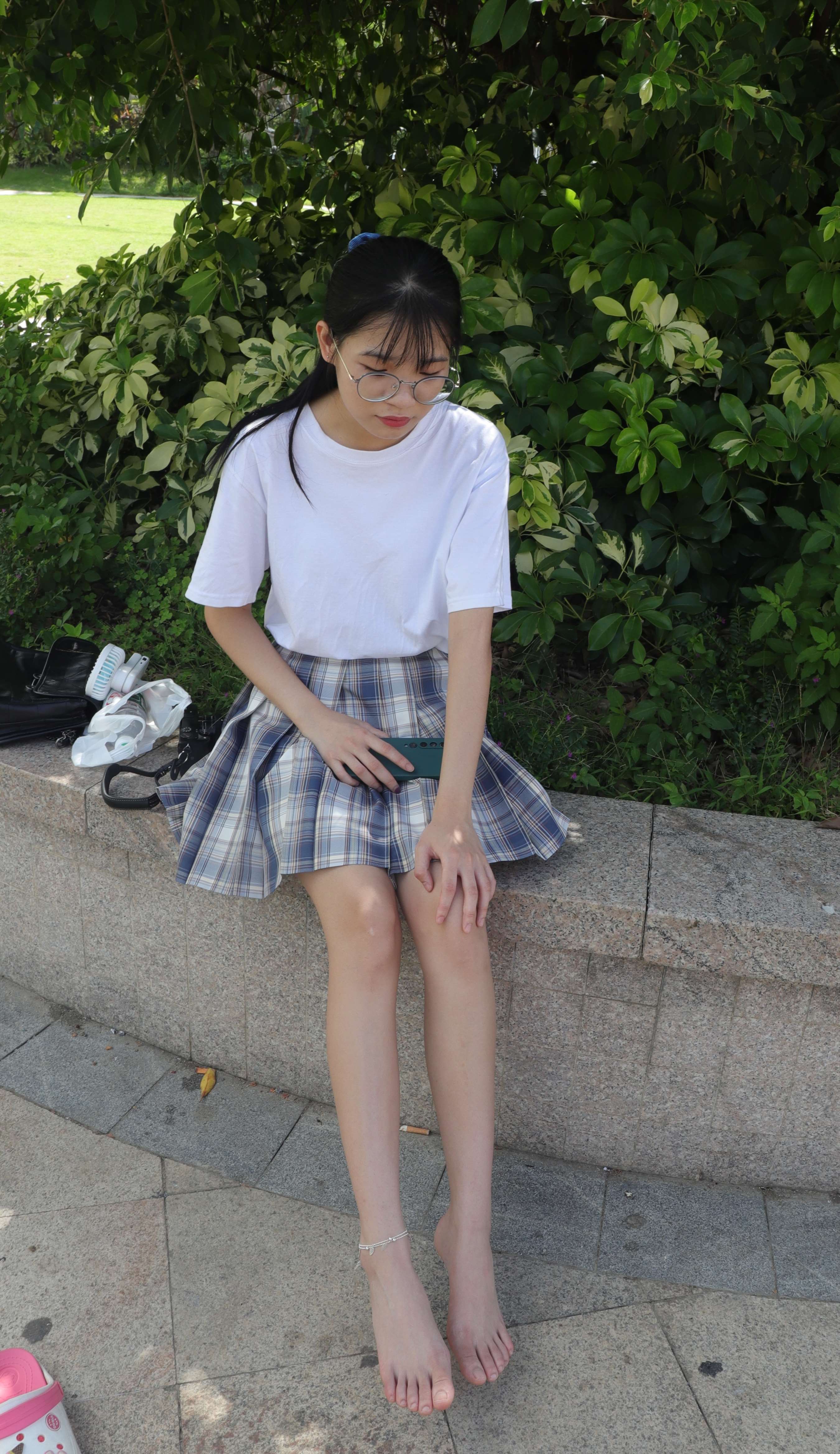 《大学生婉萍的雪白脚丫》作品图