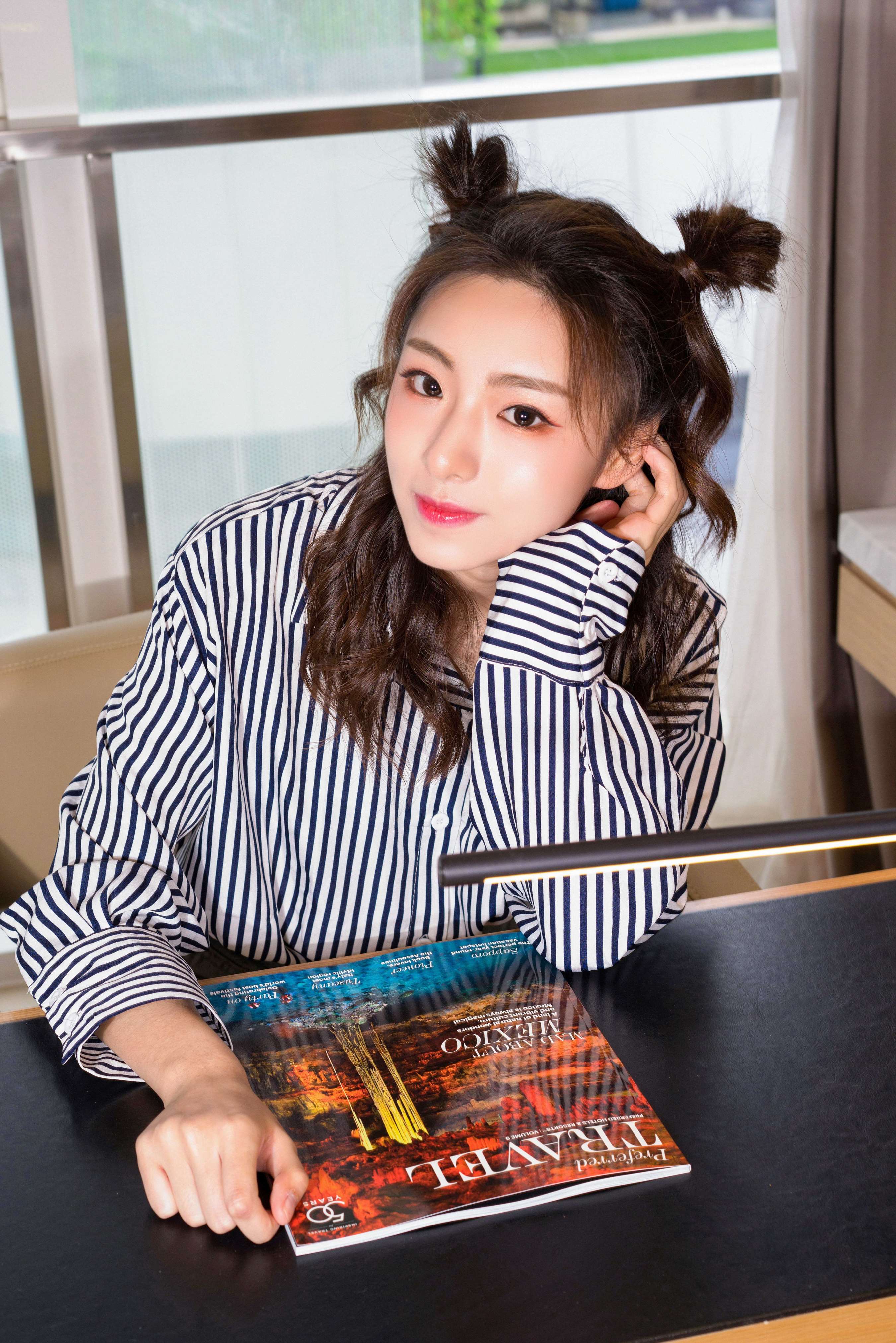 《佳佳-清秀女孩用脚挑着凉高》作品图